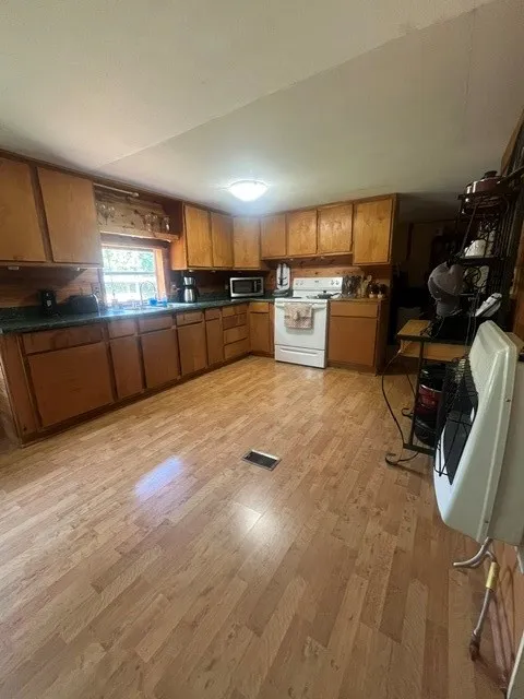 Mobile Home For Sale in Kaufman County , 10970 County Road 4020, Kemp, Texas 75143, 3 Bedroom, 2 Bathroom, Garage spaces, 1,344 Sqft, built in 1987, mls#21287615, Real Estate Agent in Kemp, Homes For Sale in Kaufman county, Homes For Sale in Kemp, Realtor in Kemp Texas, Real Estate Brokerage Independent Realty Texas, Luminita Cordes Realtor