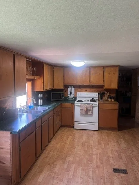 Mobile Home For Sale in Kaufman County , 10970 County Road 4020, Kemp, Texas 75143, 3 Bedroom, 2 Bathroom, Garage spaces, 1,344 Sqft, built in 1987, mls#21287615, Real Estate Agent in Kemp, Homes For Sale in Kaufman county, Homes For Sale in Kemp, Realtor in Kemp Texas, Real Estate Brokerage Independent Realty Texas, Luminita Cordes Realtor