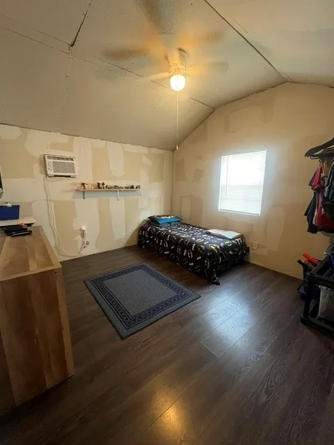 Single Family Residence For Sale in Kaufman County , 10755 Lakeside Drive, Kemp, Texas 75143, 3 Bedroom, 1 Bathroom, Garage spaces, 1,232 Sqft, built in 2017, mls#21287474, Real Estate Agent in Kemp, Homes For Sale in Kaufman county, Homes For Sale in Kemp, Realtor in Kemp Texas, Real Estate Brokerage Independent Realty Texas, Luminita Cordes Realtor