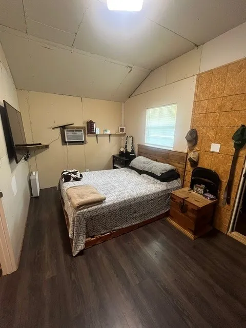Single Family Residence For Sale in Kaufman County , 10755 Lakeside Drive, Kemp, Texas 75143, 3 Bedroom, 1 Bathroom, Garage spaces, 1,232 Sqft, built in 2017, mls#21287474, Real Estate Agent in Kemp, Homes For Sale in Kaufman county, Homes For Sale in Kemp, Realtor in Kemp Texas, Real Estate Brokerage Independent Realty Texas, Luminita Cordes Realtor