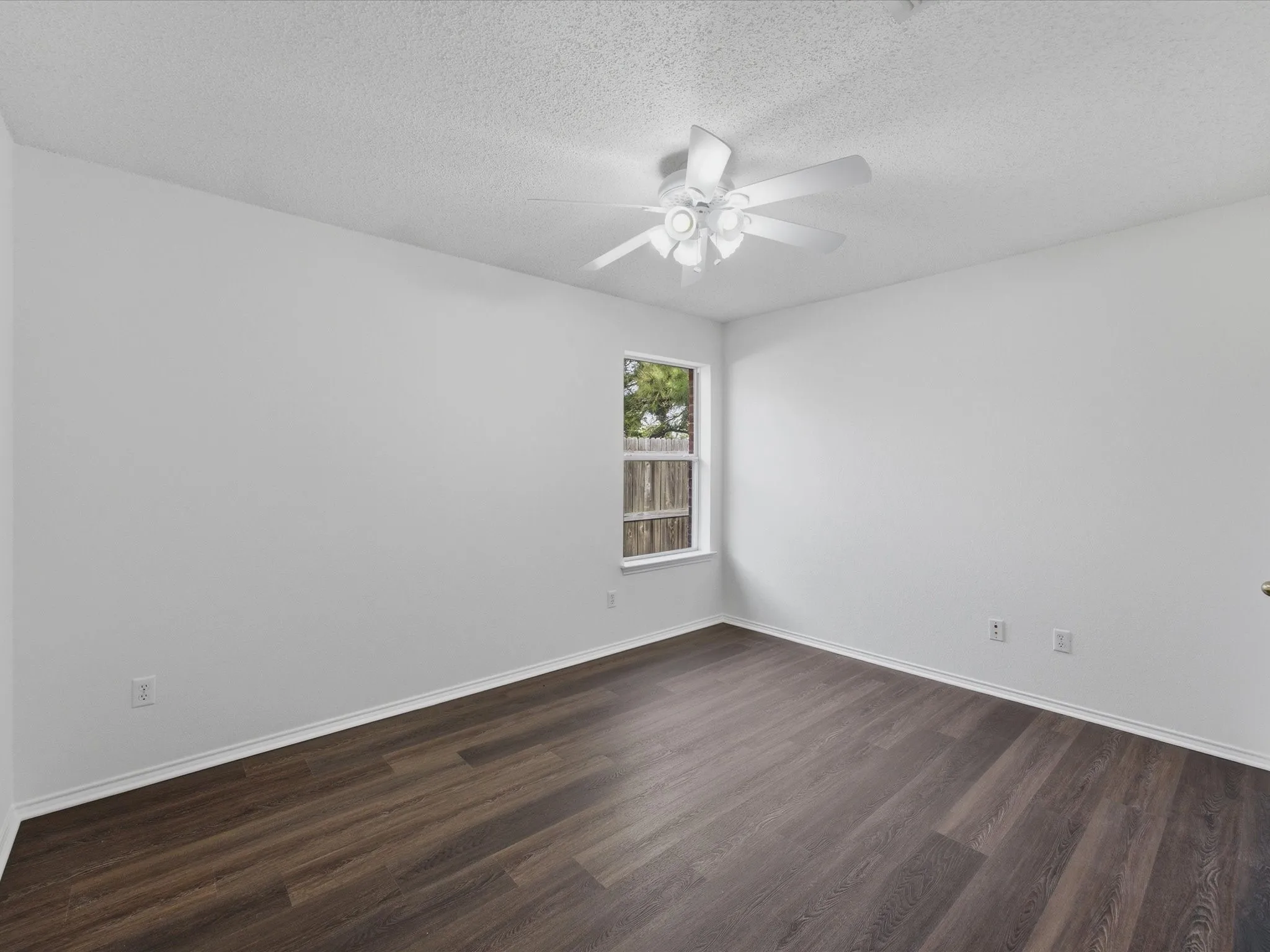 Single Family Residence For Sale in Tarrant County , 1123 Greenview Lane, Kennedale, Texas 76060, 4 Bedrooms, 2 Bathrooms, 2 Garage spaces, 1,775 Sqft, built in 1999, Price $347,500, mls#21280237, Real Estate Agent in Kennedale, Homes For Sale in Tarrant county, Homes For Sale in Kennedale, Realtor in Kennedale Texas, Real Estate Brokerage Independent Realty Texas, Luminita Cordes Realtor