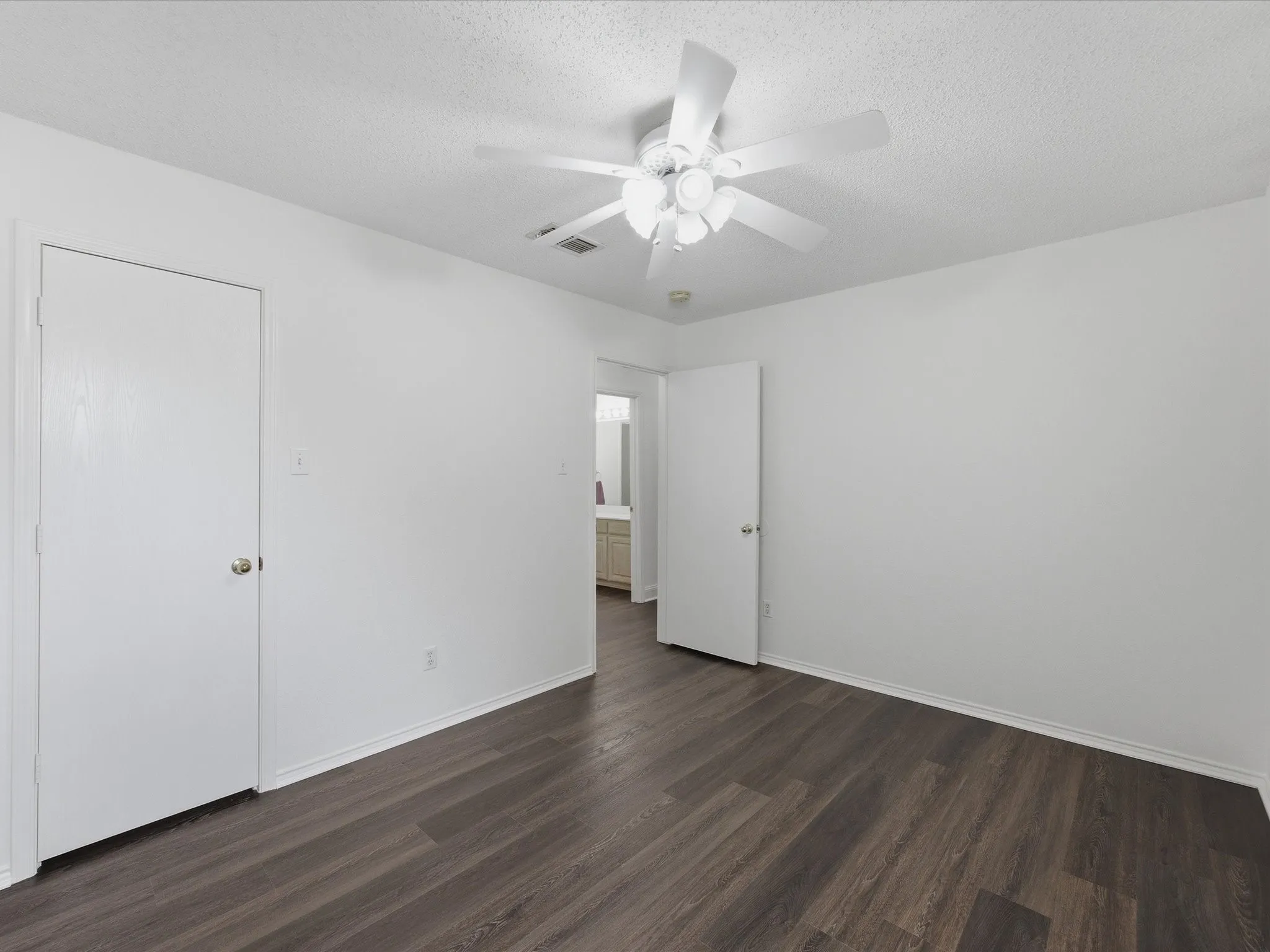 Single Family Residence For Sale in Tarrant County , 1123 Greenview Lane, Kennedale, Texas 76060, 4 Bedrooms, 2 Bathrooms, 2 Garage spaces, 1,775 Sqft, built in 1999, Price $347,500, mls#21280237, Real Estate Agent in Kennedale, Homes For Sale in Tarrant county, Homes For Sale in Kennedale, Realtor in Kennedale Texas, Real Estate Brokerage Independent Realty Texas, Luminita Cordes Realtor