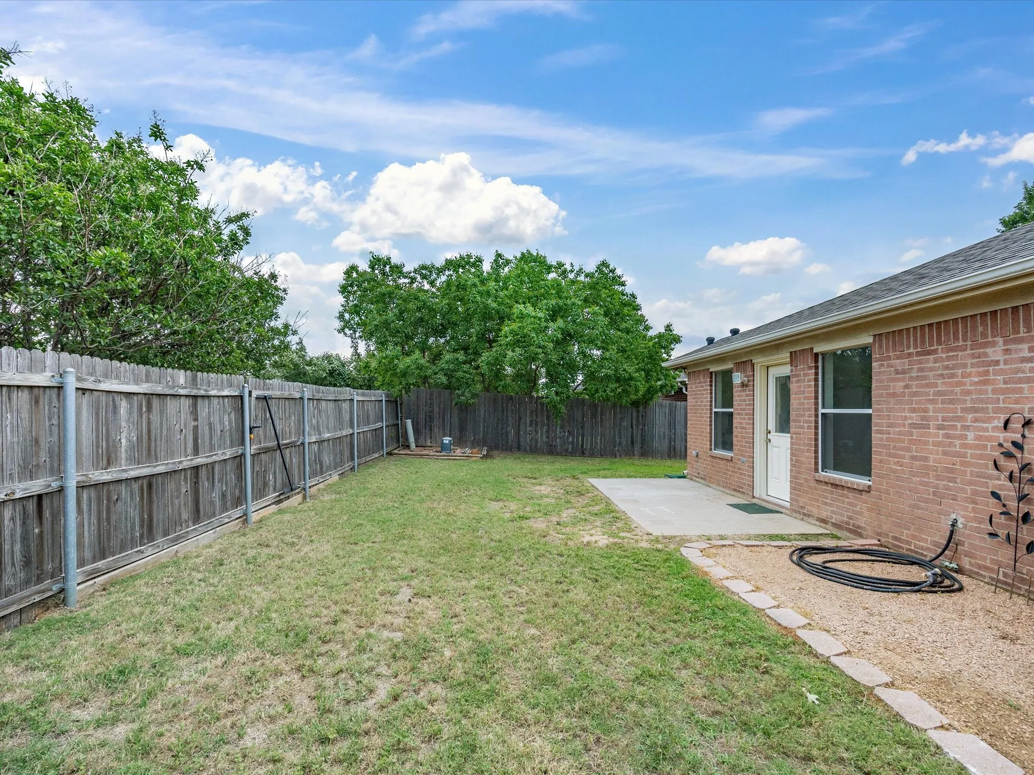 Single Family Residence For Sale in Tarrant County , 1123 Greenview Lane, Kennedale, Texas 76060, 4 Bedrooms, 2 Bathrooms, 2 Garage spaces, 1,775 Sqft, built in 1999, Price $347,500, mls#21280237, Real Estate Agent in Kennedale, Homes For Sale in Tarrant county, Homes For Sale in Kennedale, Realtor in Kennedale Texas, Real Estate Brokerage Independent Realty Texas, Luminita Cordes Realtor