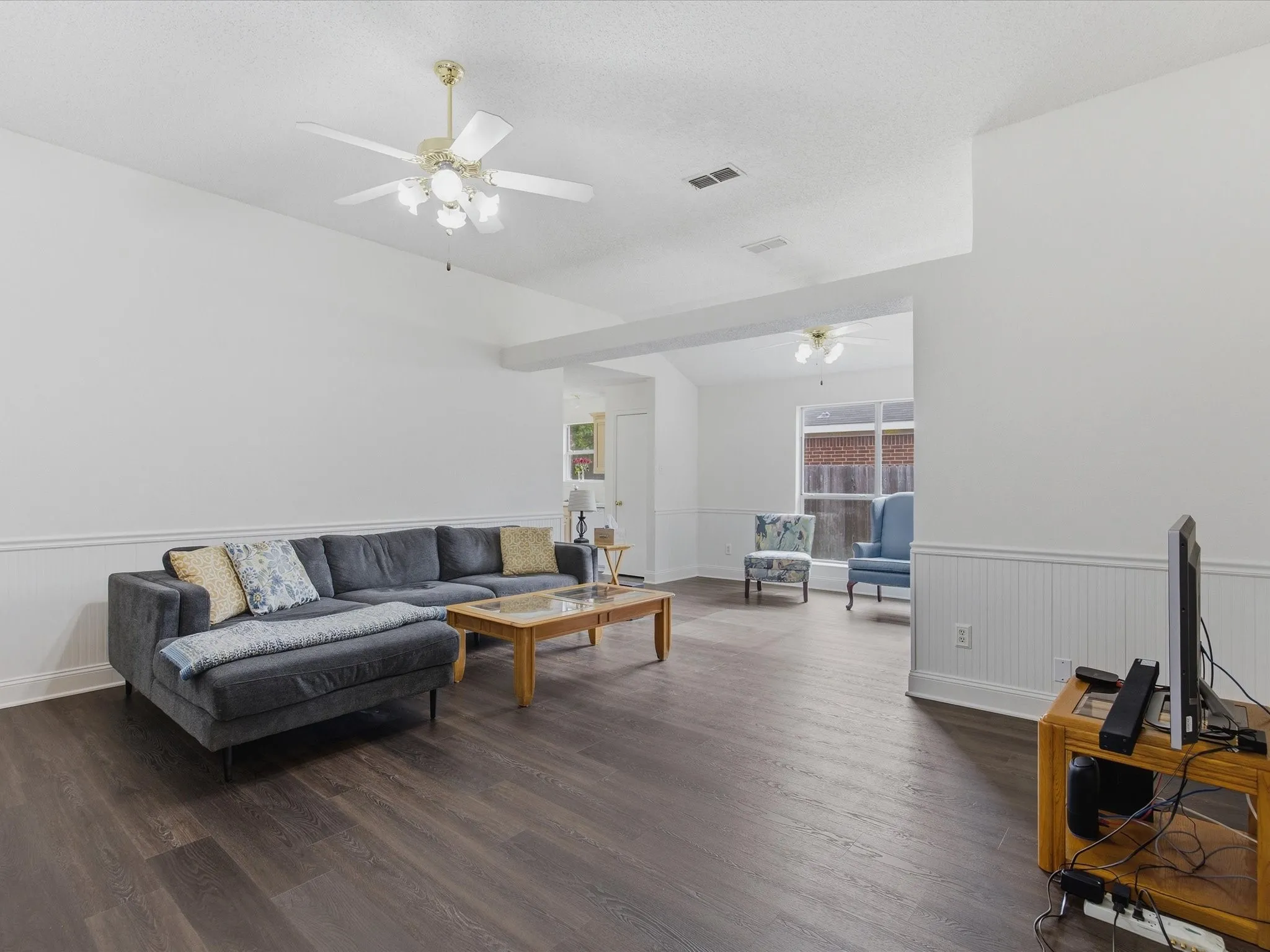 Single Family Residence For Sale in Tarrant County , 1123 Greenview Lane, Kennedale, Texas 76060, 4 Bedrooms, 2 Bathrooms, 2 Garage spaces, 1,775 Sqft, built in 1999, Price $347,500, mls#21280237, Real Estate Agent in Kennedale, Homes For Sale in Tarrant county, Homes For Sale in Kennedale, Realtor in Kennedale Texas, Real Estate Brokerage Independent Realty Texas, Luminita Cordes Realtor