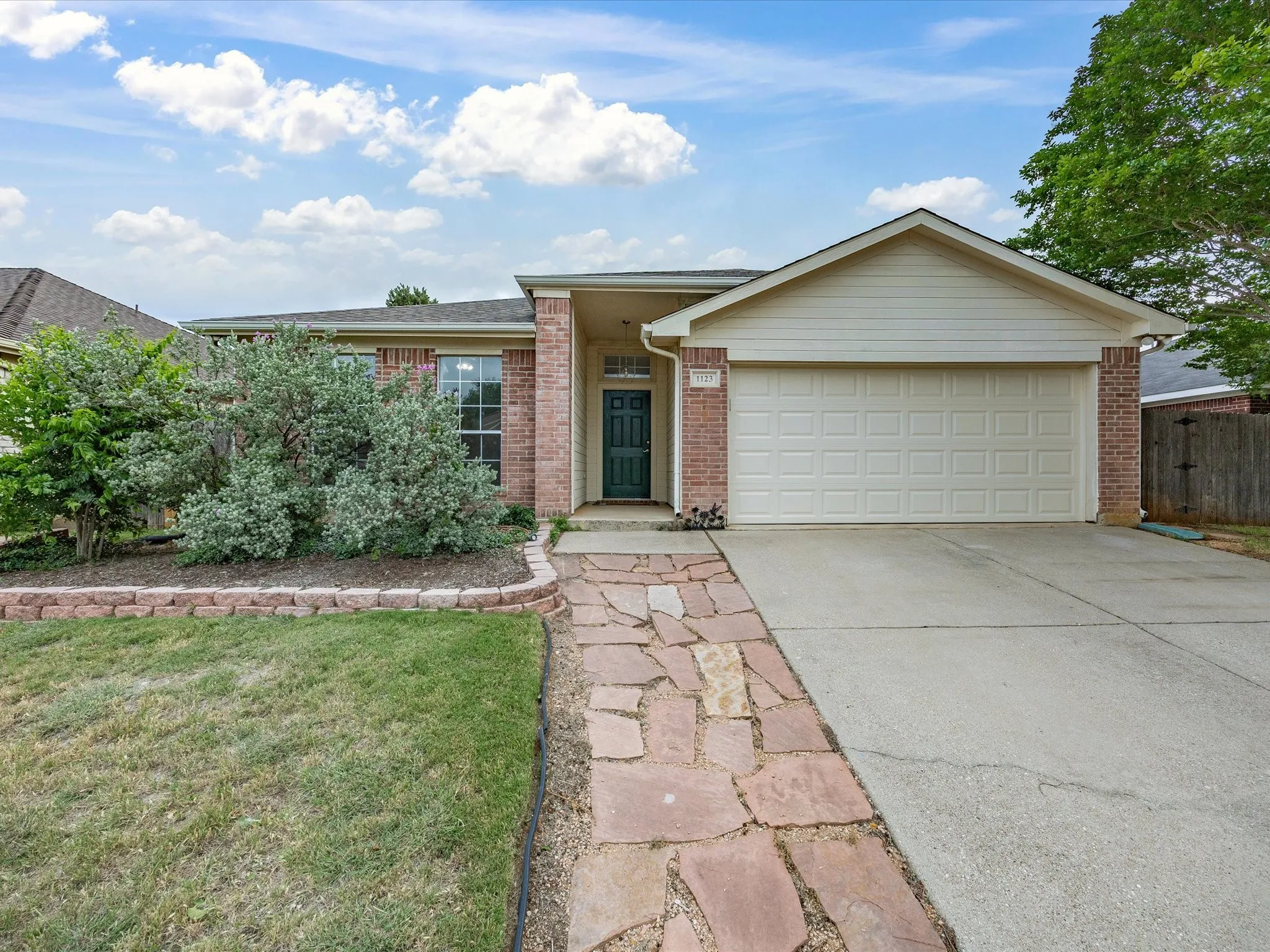 Single Family Residence For Sale in Tarrant County , 1123 Greenview Lane, Kennedale, Texas 76060, 4 Bedrooms, 2 Bathrooms, 2 Garage spaces, 1,775 Sqft, built in 1999, Price $347,500, mls#21280237, Real Estate Agent in Kennedale, Homes For Sale in Tarrant county, Homes For Sale in Kennedale, Realtor in Kennedale Texas, Real Estate Brokerage Independent Realty Texas, Luminita Cordes Realtor