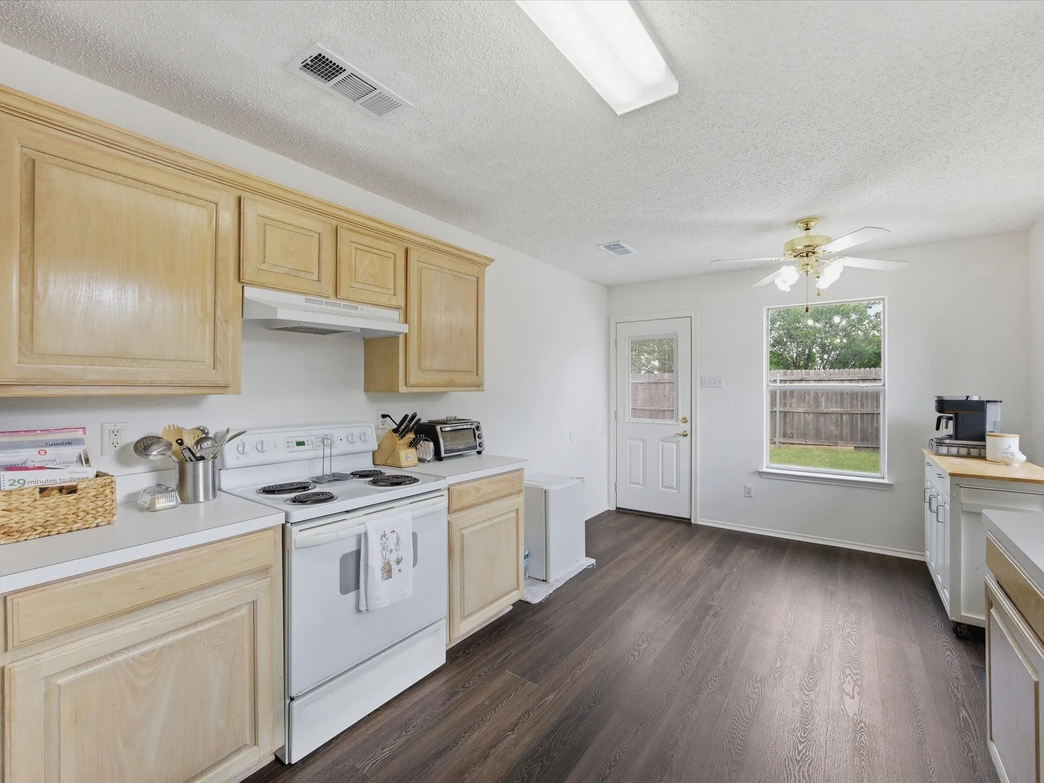 Single Family Residence For Sale in Tarrant County , 1123 Greenview Lane, Kennedale, Texas 76060, 4 Bedrooms, 2 Bathrooms, 2 Garage spaces, 1,775 Sqft, built in 1999, Price $347,500, mls#21280237, Real Estate Agent in Kennedale, Homes For Sale in Tarrant county, Homes For Sale in Kennedale, Realtor in Kennedale Texas, Real Estate Brokerage Independent Realty Texas, Luminita Cordes Realtor