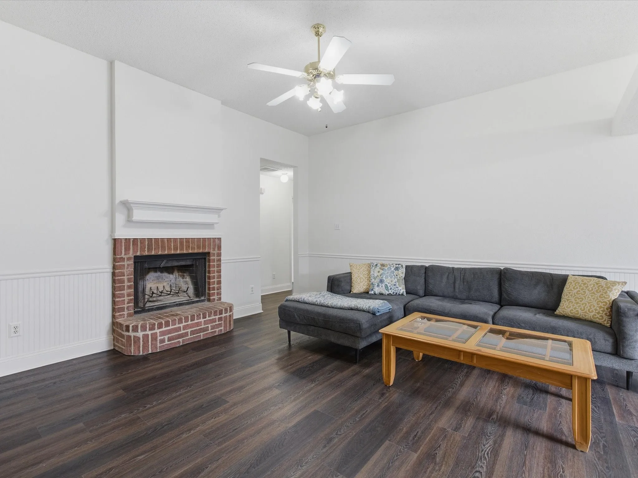 Single Family Residence For Sale in Tarrant County , 1123 Greenview Lane, Kennedale, Texas 76060, 4 Bedrooms, 2 Bathrooms, 2 Garage spaces, 1,775 Sqft, built in 1999, Price $347,500, mls#21280237, Real Estate Agent in Kennedale, Homes For Sale in Tarrant county, Homes For Sale in Kennedale, Realtor in Kennedale Texas, Real Estate Brokerage Independent Realty Texas, Luminita Cordes Realtor