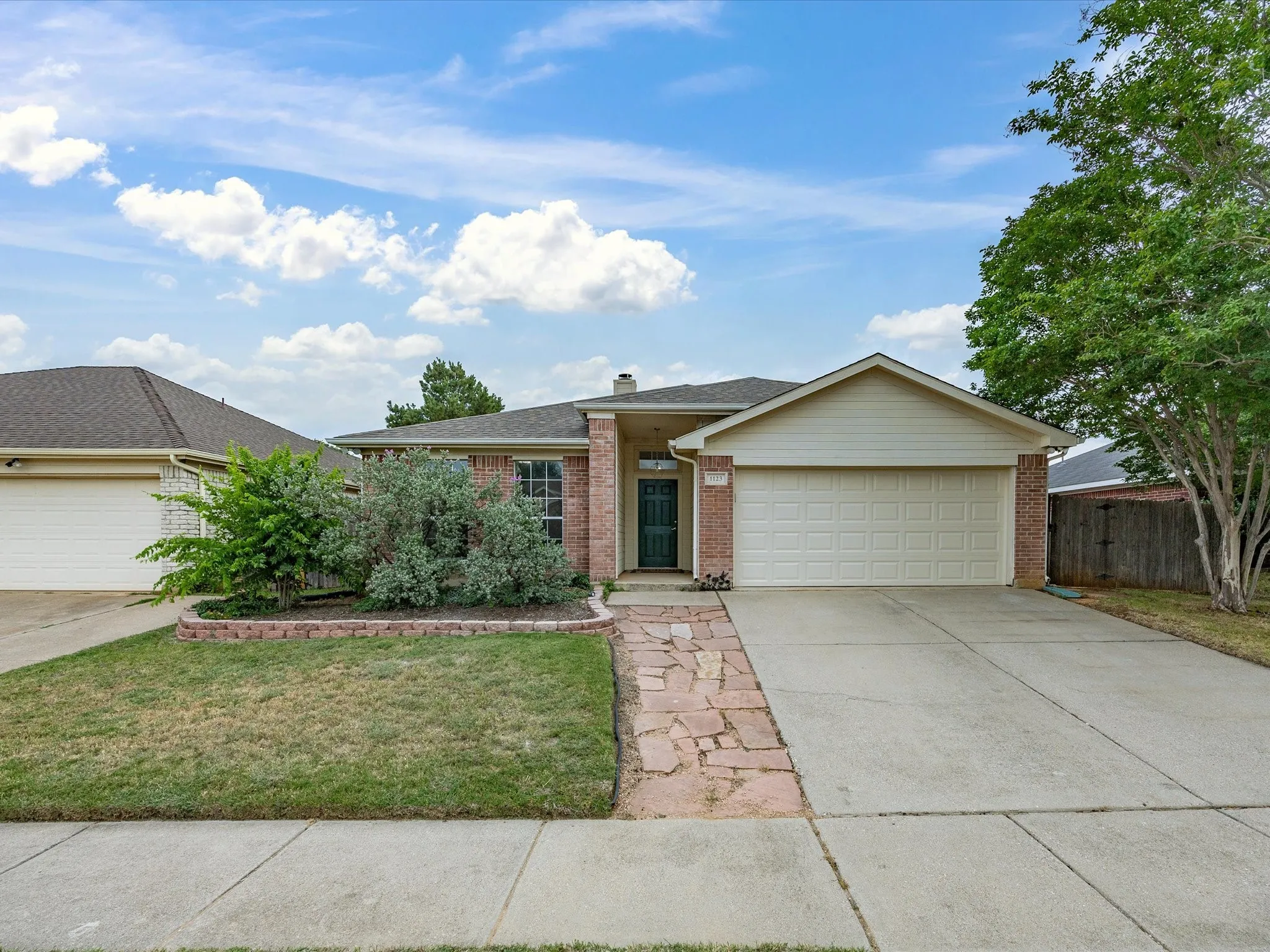Single Family Residence For Sale in Tarrant County , 1123 Greenview Lane, Kennedale, Texas 76060, 4 Bedrooms, 2 Bathrooms, 2 Garage spaces, 1,775 Sqft, built in 1999, Price $347,500, mls#21280237, Real Estate Agent in Kennedale, Homes For Sale in Tarrant county, Homes For Sale in Kennedale, Realtor in Kennedale Texas, Real Estate Brokerage Independent Realty Texas, Luminita Cordes Realtor