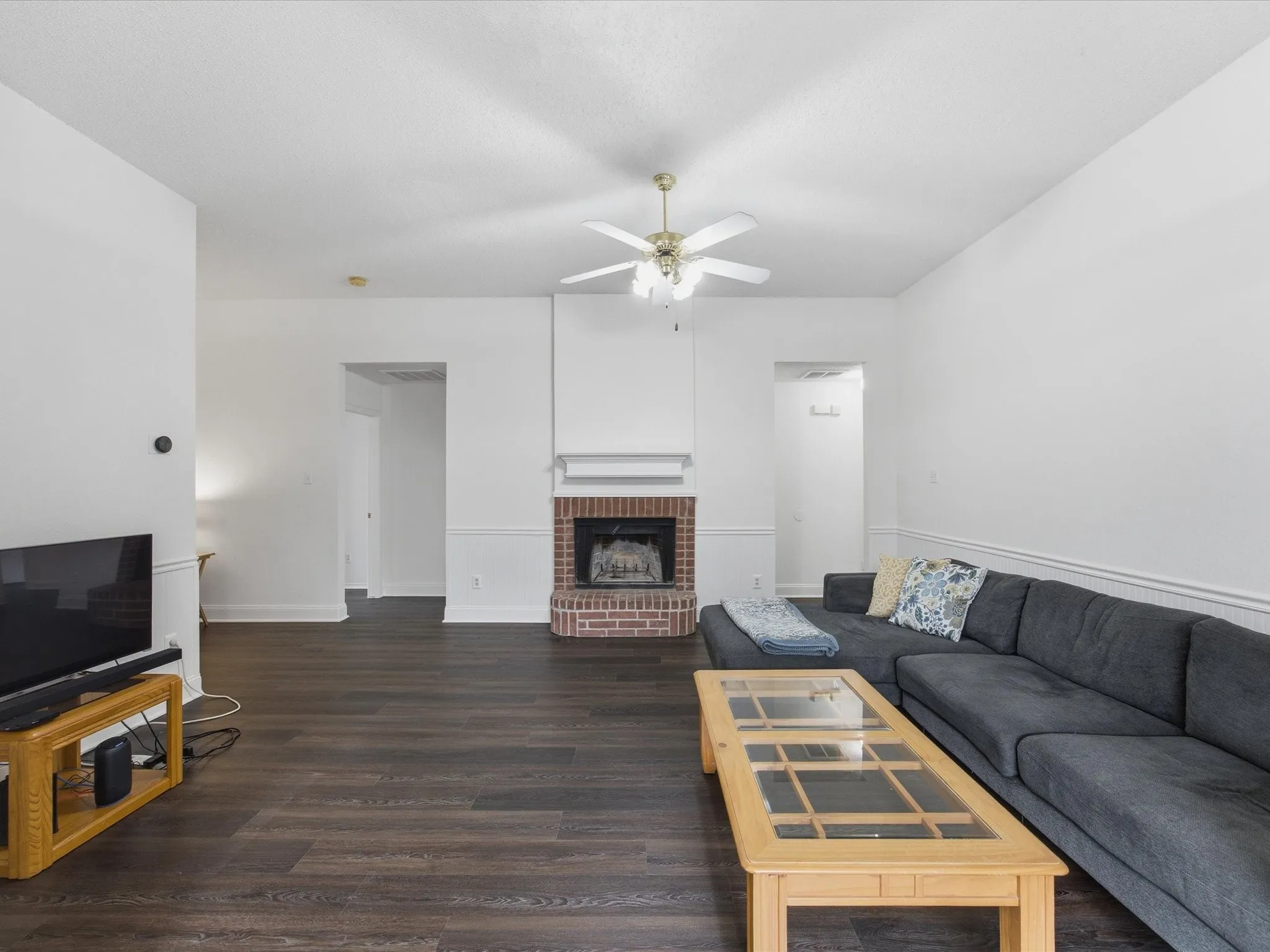 Single Family Residence For Sale in Tarrant County , 1123 Greenview Lane, Kennedale, Texas 76060, 4 Bedrooms, 2 Bathrooms, 2 Garage spaces, 1,775 Sqft, built in 1999, Price $347,500, mls#21280237, Real Estate Agent in Kennedale, Homes For Sale in Tarrant county, Homes For Sale in Kennedale, Realtor in Kennedale Texas, Real Estate Brokerage Independent Realty Texas, Luminita Cordes Realtor