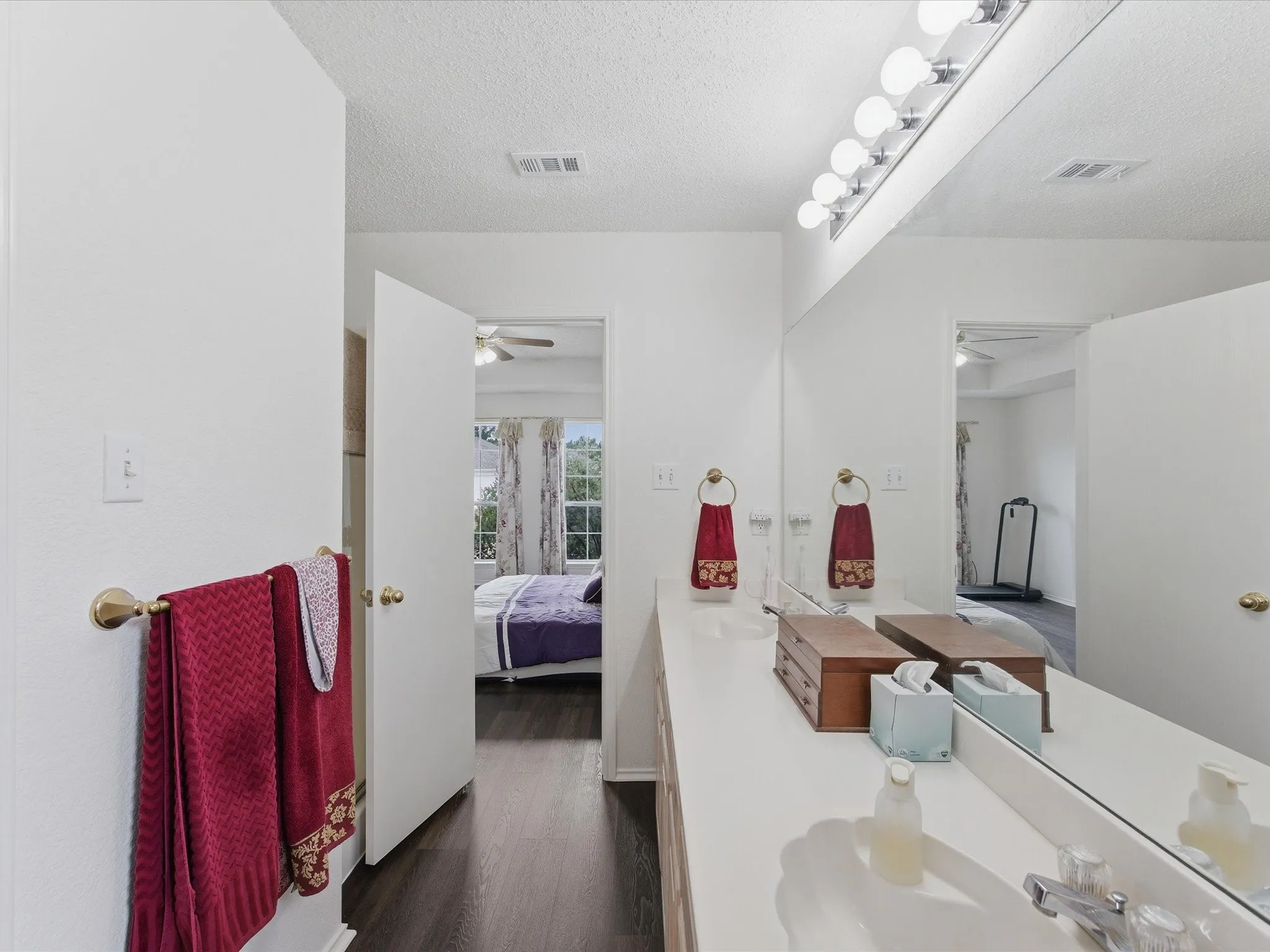 Single Family Residence For Sale in Tarrant County , 1123 Greenview Lane, Kennedale, Texas 76060, 4 Bedrooms, 2 Bathrooms, 2 Garage spaces, 1,775 Sqft, built in 1999, Price $347,500, mls#21280237, Real Estate Agent in Kennedale, Homes For Sale in Tarrant county, Homes For Sale in Kennedale, Realtor in Kennedale Texas, Real Estate Brokerage Independent Realty Texas, Luminita Cordes Realtor
