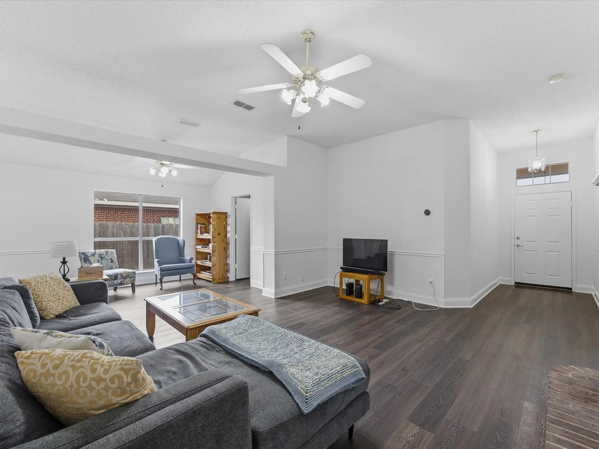 Single Family Residence For Sale in Tarrant County , 1123 Greenview Lane, Kennedale, Texas 76060, 4 Bedrooms, 2 Bathrooms, 2 Garage spaces, 1,775 Sqft, built in 1999, Price $347,500, mls#21280237, Real Estate Agent in Kennedale, Homes For Sale in Tarrant county, Homes For Sale in Kennedale, Realtor in Kennedale Texas, Real Estate Brokerage Independent Realty Texas, Luminita Cordes Realtor