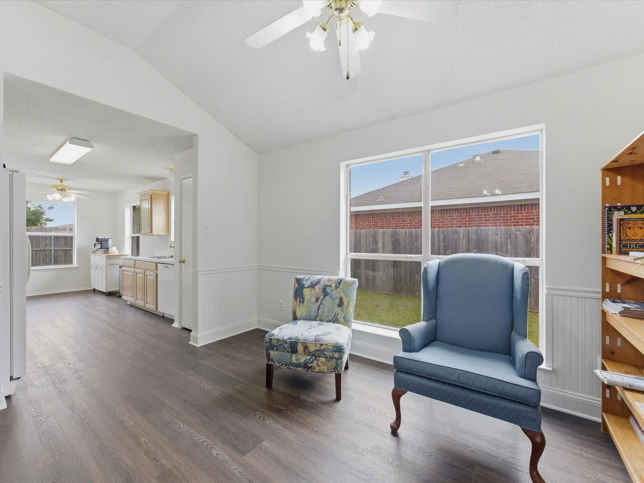 Single Family Residence For Sale in Tarrant County , 1123 Greenview Lane, Kennedale, Texas 76060, 4 Bedrooms, 2 Bathrooms, 2 Garage spaces, 1,775 Sqft, built in 1999, Price $347,500, mls#21280237, Real Estate Agent in Kennedale, Homes For Sale in Tarrant county, Homes For Sale in Kennedale, Realtor in Kennedale Texas, Real Estate Brokerage Independent Realty Texas, Luminita Cordes Realtor