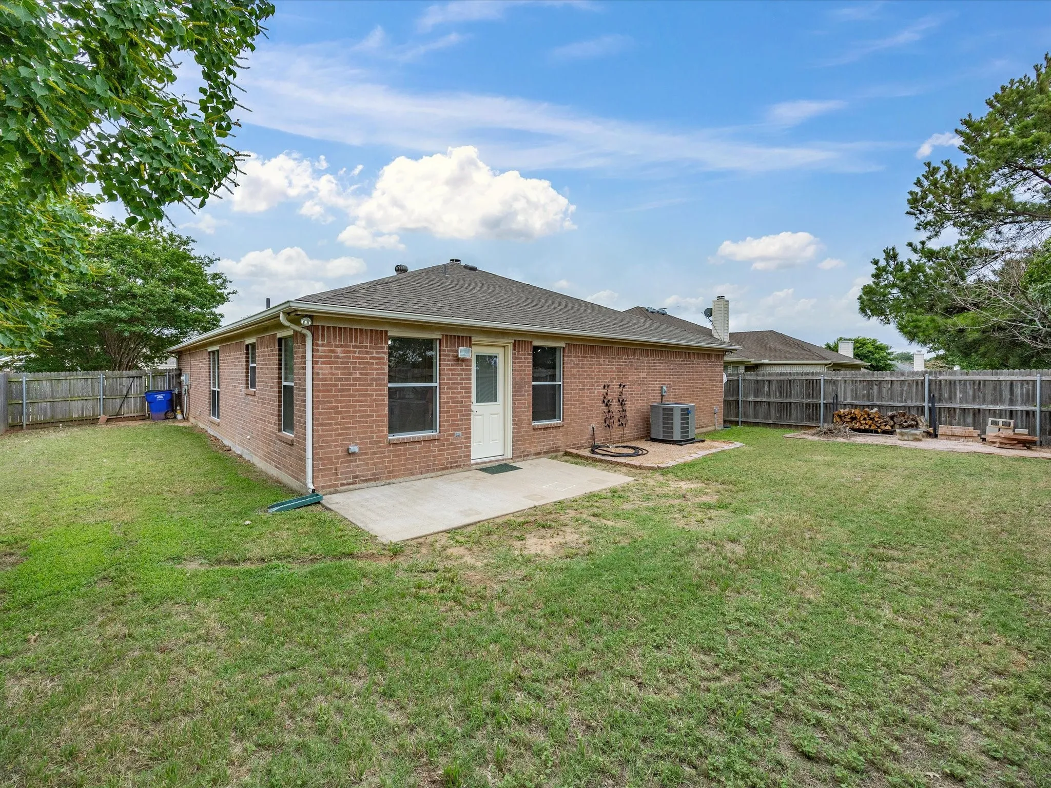 Single Family Residence For Sale in Tarrant County , 1123 Greenview Lane, Kennedale, Texas 76060, 4 Bedrooms, 2 Bathrooms, 2 Garage spaces, 1,775 Sqft, built in 1999, Price $347,500, mls#21280237, Real Estate Agent in Kennedale, Homes For Sale in Tarrant county, Homes For Sale in Kennedale, Realtor in Kennedale Texas, Real Estate Brokerage Independent Realty Texas, Luminita Cordes Realtor