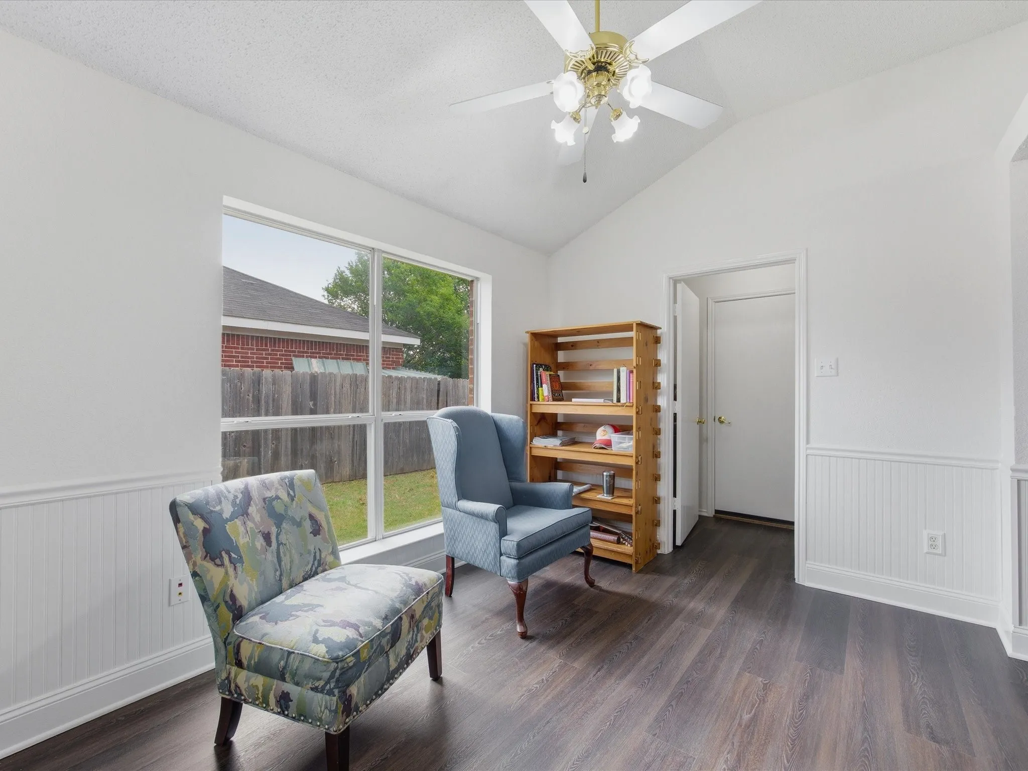 Single Family Residence For Sale in Tarrant County , 1123 Greenview Lane, Kennedale, Texas 76060, 4 Bedrooms, 2 Bathrooms, 2 Garage spaces, 1,775 Sqft, built in 1999, Price $347,500, mls#21280237, Real Estate Agent in Kennedale, Homes For Sale in Tarrant county, Homes For Sale in Kennedale, Realtor in Kennedale Texas, Real Estate Brokerage Independent Realty Texas, Luminita Cordes Realtor