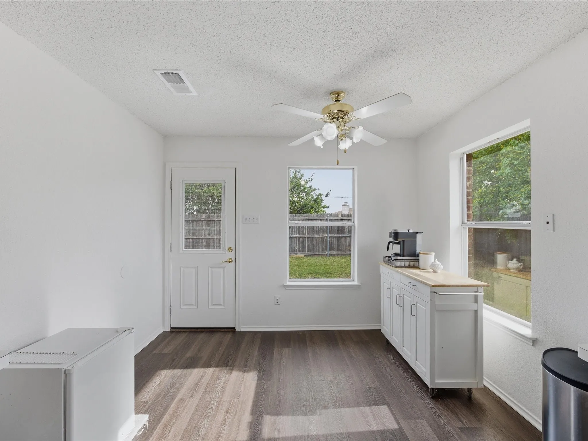Single Family Residence For Sale in Tarrant County , 1123 Greenview Lane, Kennedale, Texas 76060, 4 Bedrooms, 2 Bathrooms, 2 Garage spaces, 1,775 Sqft, built in 1999, Price $347,500, mls#21280237, Real Estate Agent in Kennedale, Homes For Sale in Tarrant county, Homes For Sale in Kennedale, Realtor in Kennedale Texas, Real Estate Brokerage Independent Realty Texas, Luminita Cordes Realtor