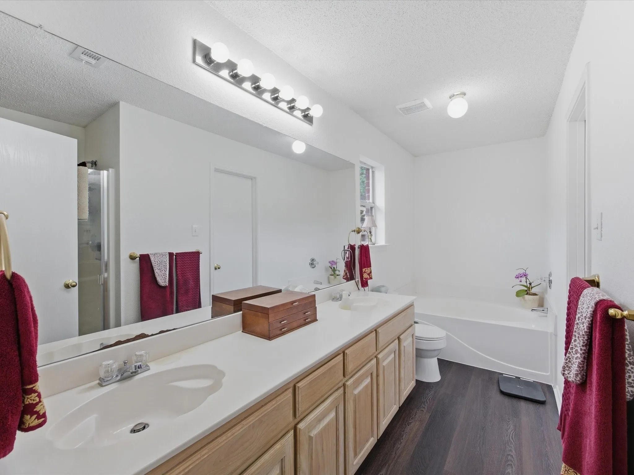 Single Family Residence For Sale in Tarrant County , 1123 Greenview Lane, Kennedale, Texas 76060, 4 Bedrooms, 2 Bathrooms, 2 Garage spaces, 1,775 Sqft, built in 1999, Price $347,500, mls#21280237, Real Estate Agent in Kennedale, Homes For Sale in Tarrant county, Homes For Sale in Kennedale, Realtor in Kennedale Texas, Real Estate Brokerage Independent Realty Texas, Luminita Cordes Realtor