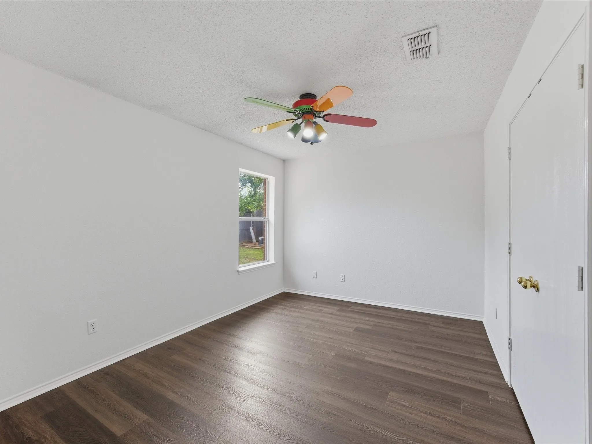 Single Family Residence For Sale in Tarrant County , 1123 Greenview Lane, Kennedale, Texas 76060, 4 Bedrooms, 2 Bathrooms, 2 Garage spaces, 1,775 Sqft, built in 1999, Price $347,500, mls#21280237, Real Estate Agent in Kennedale, Homes For Sale in Tarrant county, Homes For Sale in Kennedale, Realtor in Kennedale Texas, Real Estate Brokerage Independent Realty Texas, Luminita Cordes Realtor