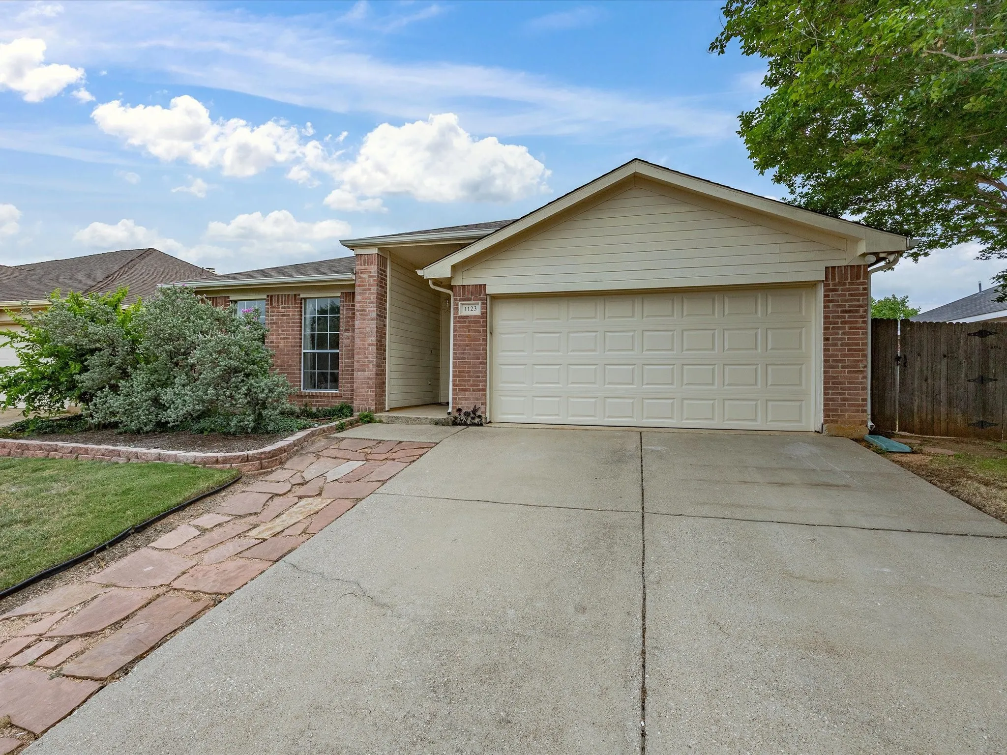 Single Family Residence For Sale in Tarrant County , 1123 Greenview Lane, Kennedale, Texas 76060, 4 Bedrooms, 2 Bathrooms, 2 Garage spaces, 1,775 Sqft, built in 1999, Price $347,500, mls#21280237, Real Estate Agent in Kennedale, Homes For Sale in Tarrant county, Homes For Sale in Kennedale, Realtor in Kennedale Texas, Real Estate Brokerage Independent Realty Texas, Luminita Cordes Realtor