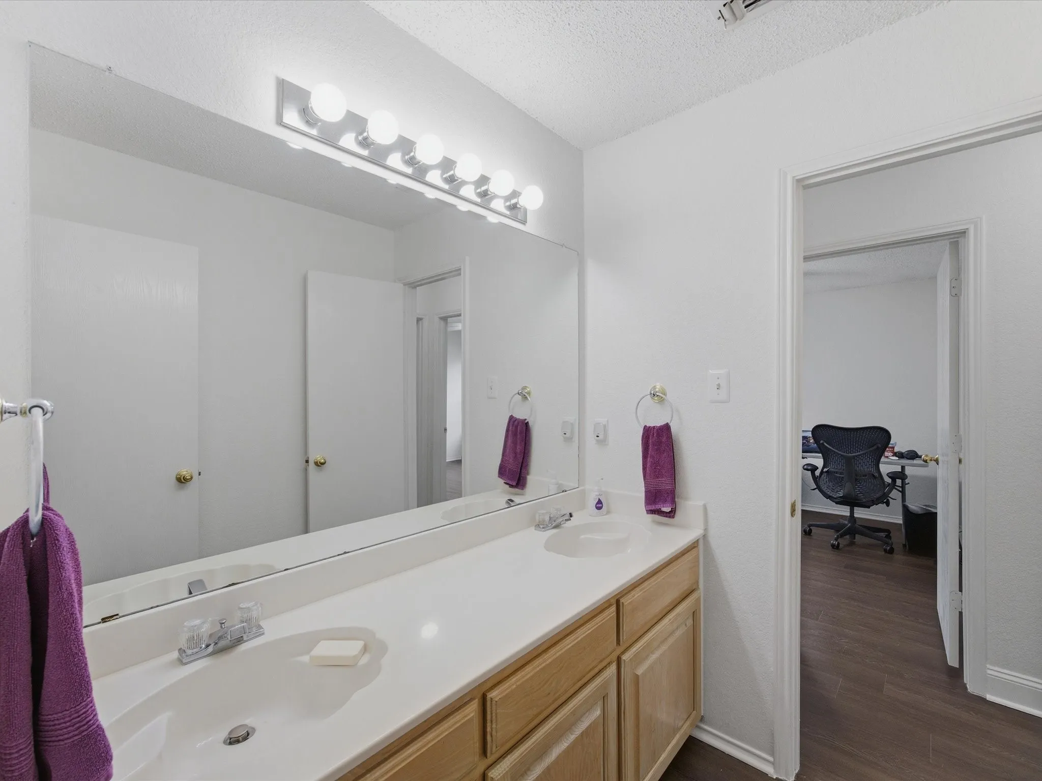 Single Family Residence For Sale in Tarrant County , 1123 Greenview Lane, Kennedale, Texas 76060, 4 Bedrooms, 2 Bathrooms, 2 Garage spaces, 1,775 Sqft, built in 1999, Price $347,500, mls#21280237, Real Estate Agent in Kennedale, Homes For Sale in Tarrant county, Homes For Sale in Kennedale, Realtor in Kennedale Texas, Real Estate Brokerage Independent Realty Texas, Luminita Cordes Realtor