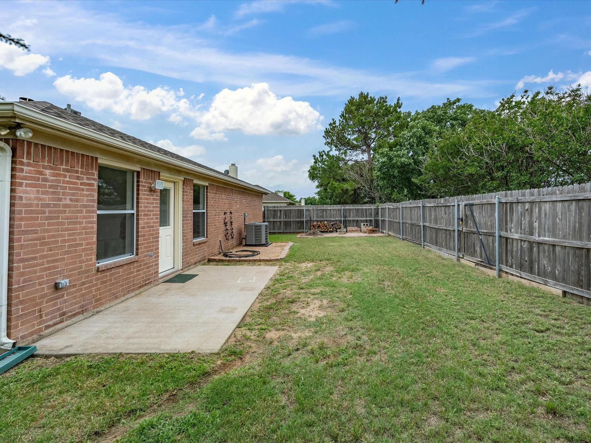 Single Family Residence For Sale in Tarrant County , 1123 Greenview Lane, Kennedale, Texas 76060, 4 Bedrooms, 2 Bathrooms, 2 Garage spaces, 1,775 Sqft, built in 1999, Price $347,500, mls#21280237, Real Estate Agent in Kennedale, Homes For Sale in Tarrant county, Homes For Sale in Kennedale, Realtor in Kennedale Texas, Real Estate Brokerage Independent Realty Texas, Luminita Cordes Realtor