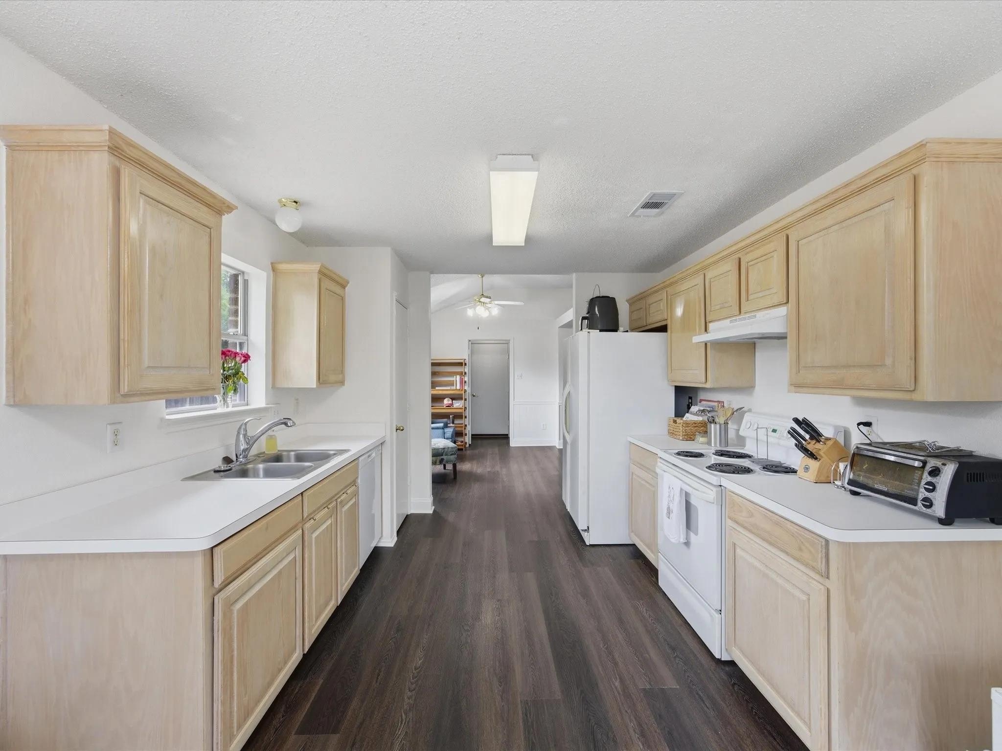 Single Family Residence For Sale in Tarrant County , 1123 Greenview Lane, Kennedale, Texas 76060, 4 Bedrooms, 2 Bathrooms, 2 Garage spaces, 1,775 Sqft, built in 1999, Price $347,500, mls#21280237, Real Estate Agent in Kennedale, Homes For Sale in Tarrant county, Homes For Sale in Kennedale, Realtor in Kennedale Texas, Real Estate Brokerage Independent Realty Texas, Luminita Cordes Realtor