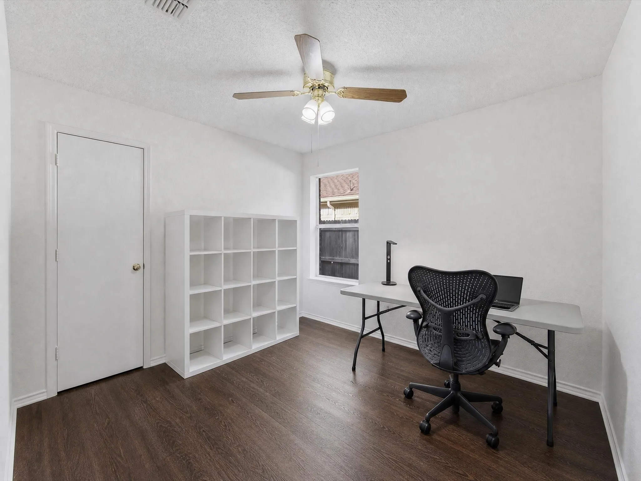 Single Family Residence For Sale in Tarrant County , 1123 Greenview Lane, Kennedale, Texas 76060, 4 Bedrooms, 2 Bathrooms, 2 Garage spaces, 1,775 Sqft, built in 1999, Price $347,500, mls#21280237, Real Estate Agent in Kennedale, Homes For Sale in Tarrant county, Homes For Sale in Kennedale, Realtor in Kennedale Texas, Real Estate Brokerage Independent Realty Texas, Luminita Cordes Realtor