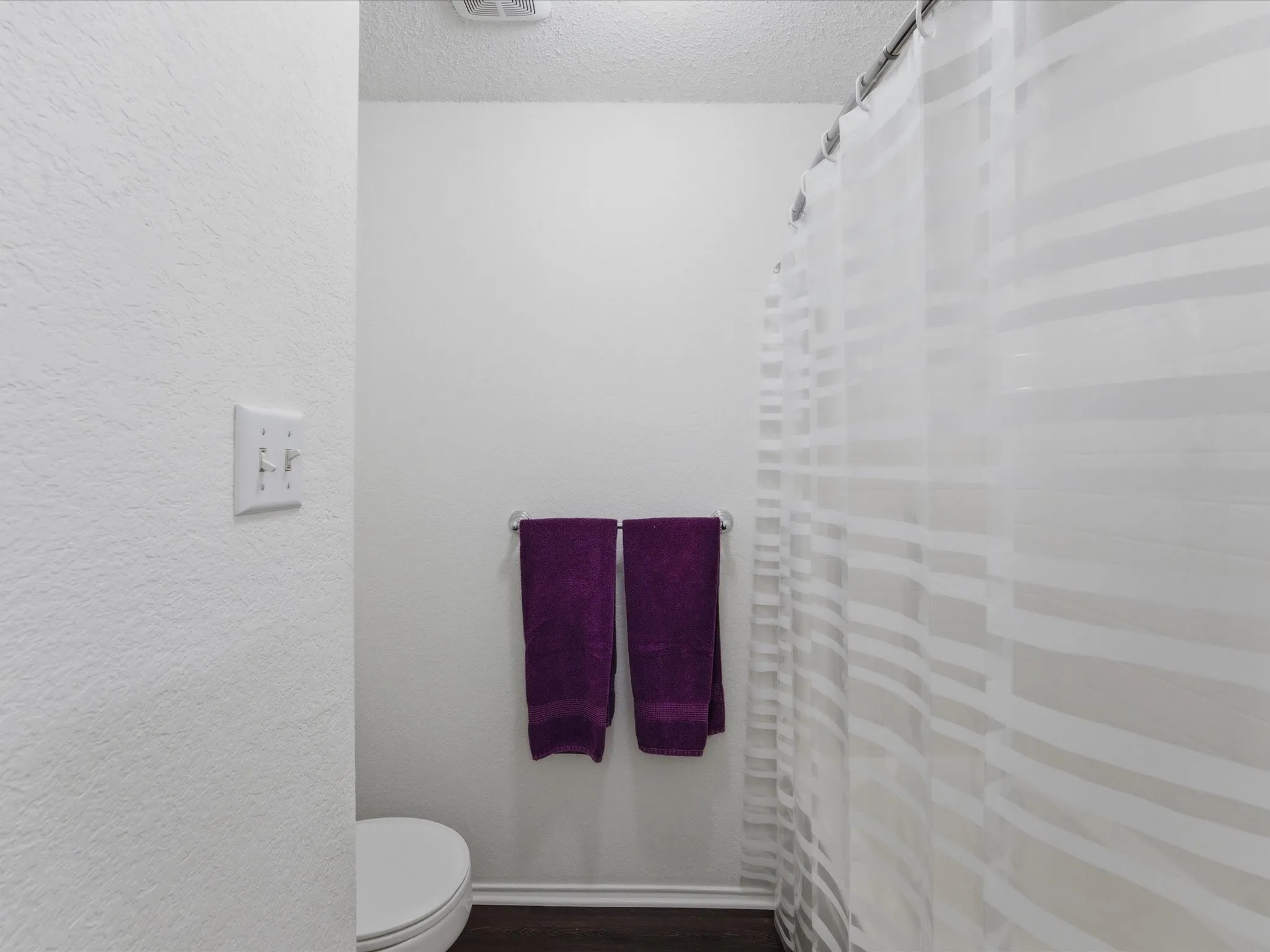 Single Family Residence For Sale in Tarrant County , 1123 Greenview Lane, Kennedale, Texas 76060, 4 Bedrooms, 2 Bathrooms, 2 Garage spaces, 1,775 Sqft, built in 1999, Price $347,500, mls#21280237, Real Estate Agent in Kennedale, Homes For Sale in Tarrant county, Homes For Sale in Kennedale, Realtor in Kennedale Texas, Real Estate Brokerage Independent Realty Texas, Luminita Cordes Realtor