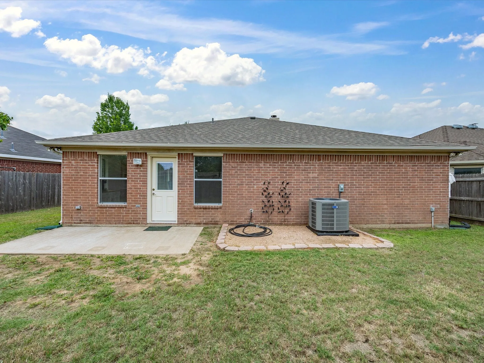Single Family Residence For Sale in Tarrant County , 1123 Greenview Lane, Kennedale, Texas 76060, 4 Bedrooms, 2 Bathrooms, 2 Garage spaces, 1,775 Sqft, built in 1999, Price $347,500, mls#21280237, Real Estate Agent in Kennedale, Homes For Sale in Tarrant county, Homes For Sale in Kennedale, Realtor in Kennedale Texas, Real Estate Brokerage Independent Realty Texas, Luminita Cordes Realtor