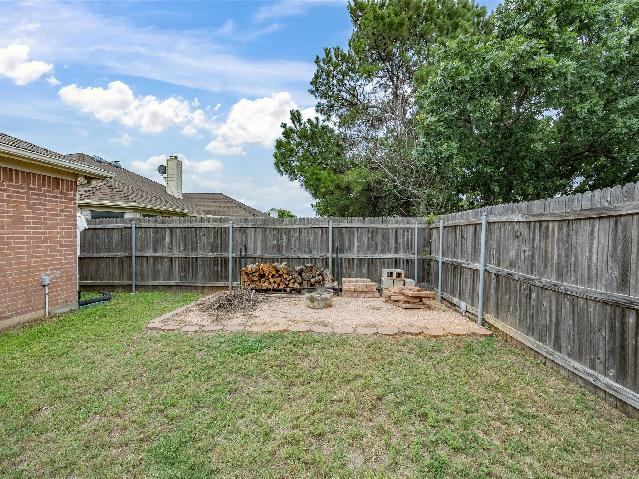 Single Family Residence For Sale in Tarrant County , 1123 Greenview Lane, Kennedale, Texas 76060, 4 Bedrooms, 2 Bathrooms, 2 Garage spaces, 1,775 Sqft, built in 1999, Price $347,500, mls#21280237, Real Estate Agent in Kennedale, Homes For Sale in Tarrant county, Homes For Sale in Kennedale, Realtor in Kennedale Texas, Real Estate Brokerage Independent Realty Texas, Luminita Cordes Realtor