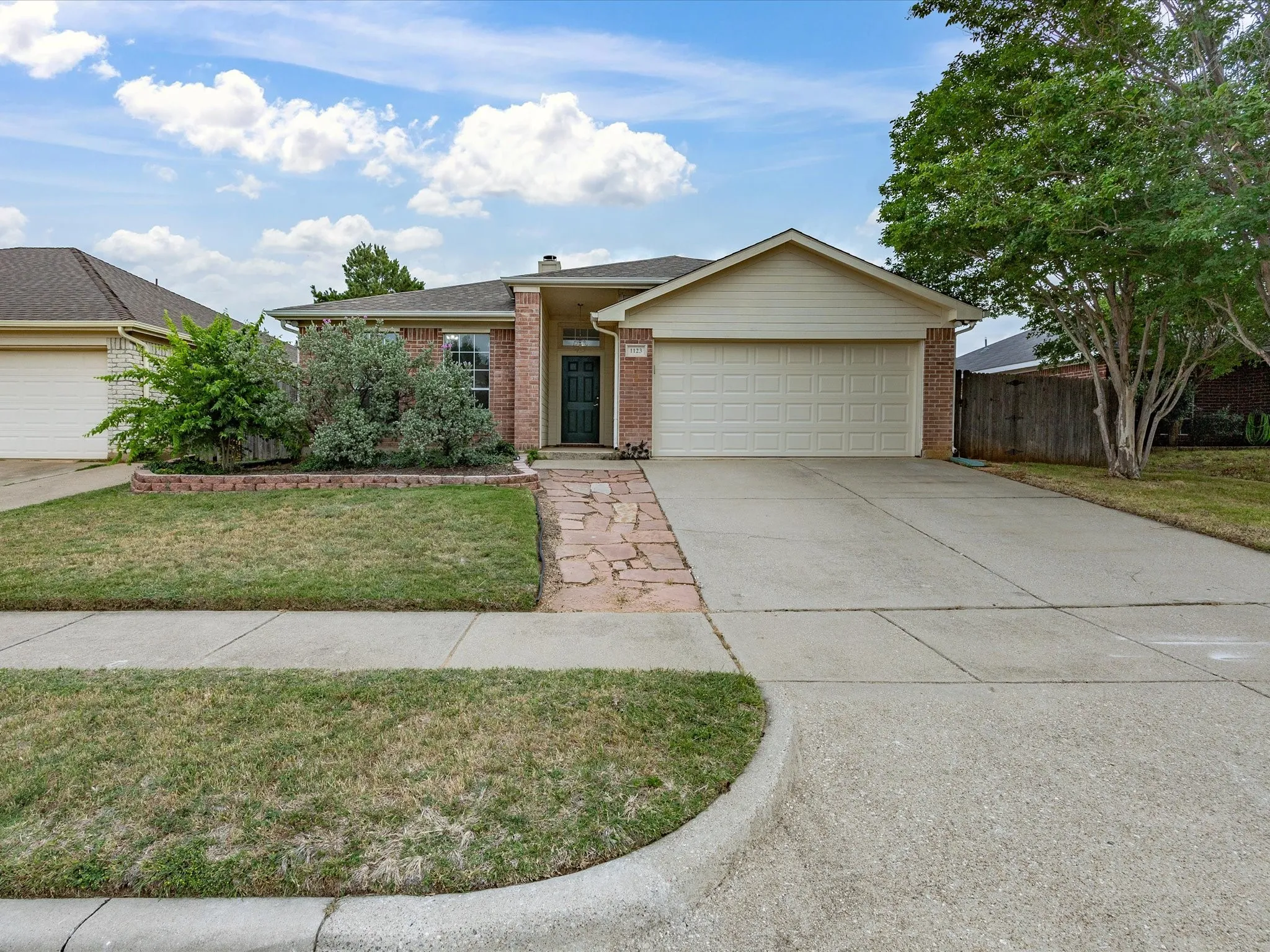 Single Family Residence For Sale in Tarrant County , 1123 Greenview Lane, Kennedale, Texas 76060, 4 Bedrooms, 2 Bathrooms, 2 Garage spaces, 1,775 Sqft, built in 1999, Price $347,500, mls#21280237, Real Estate Agent in Kennedale, Homes For Sale in Tarrant county, Homes For Sale in Kennedale, Realtor in Kennedale Texas, Real Estate Brokerage Independent Realty Texas, Luminita Cordes Realtor