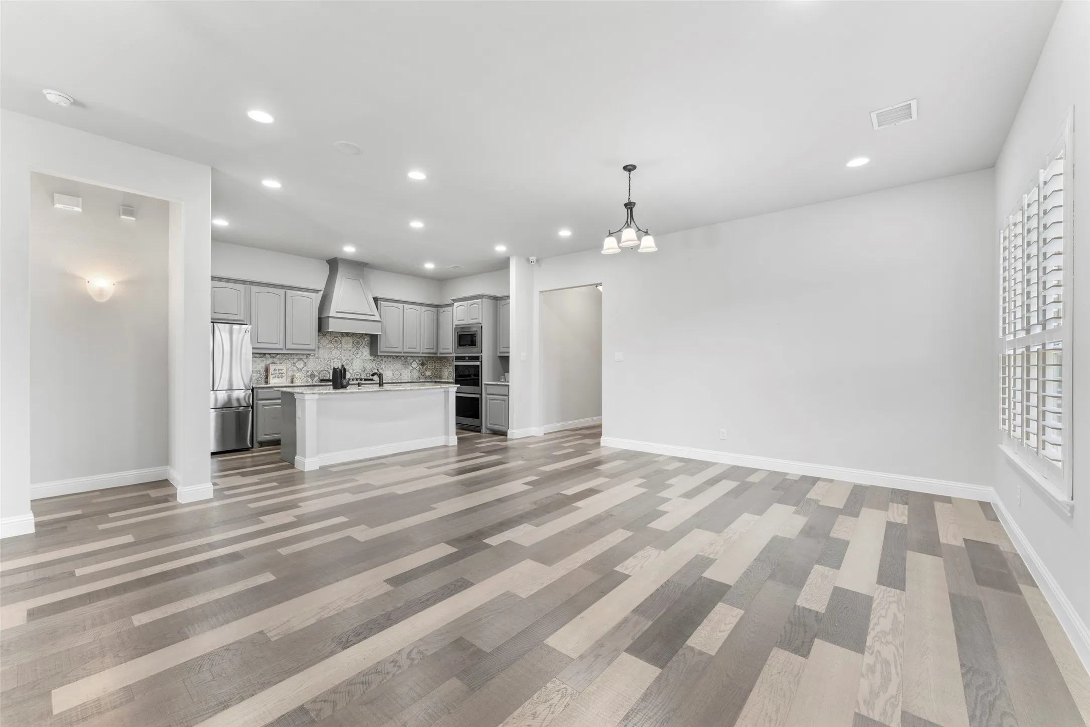 Single Family Residence For Rent in Tarrant County , 7581 Sevie Lane, Grand Prairie, Texas 75054, 4 Bedroom, 3 Bathroom, 3 Garage spaces, 2,156 Sqft, built in 2019, mls#21288321, Real Estate Agent in Grand Prairie, Homes For Rent in Tarrant county, Homes For Rent in Grand Prairie, Realtor in Grand Prairie Texas, Real Estate Brokerage Independent Realty Texas, Luminita Cordes Realtor