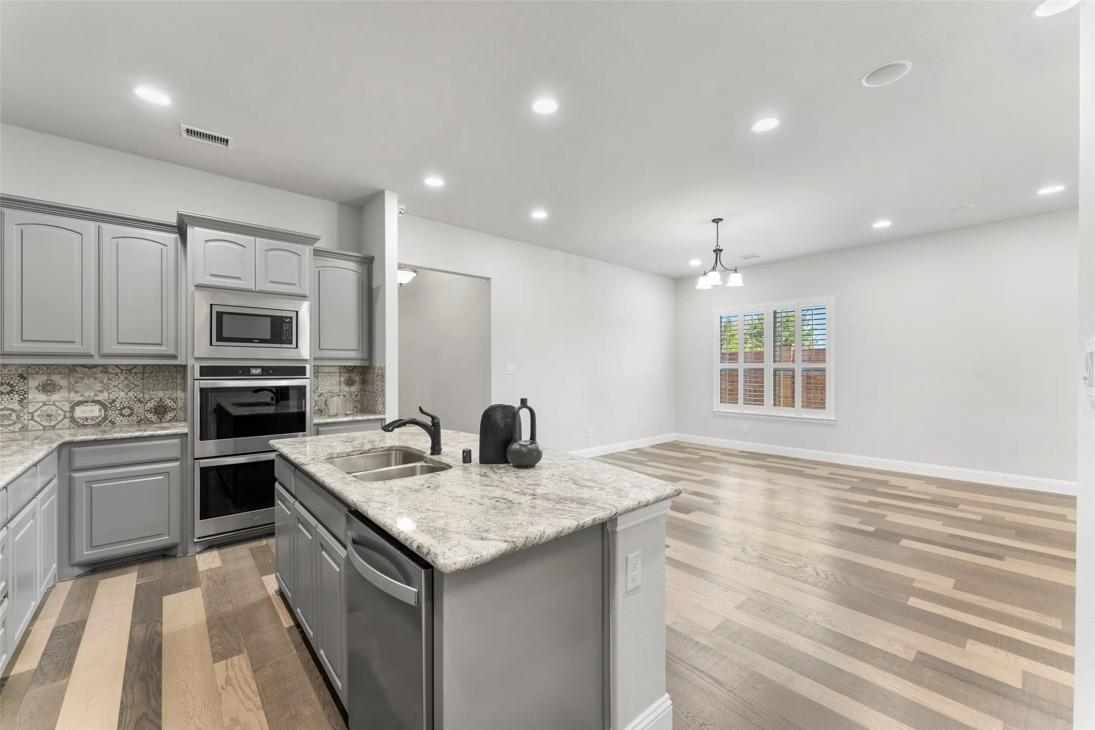 Single Family Residence For Rent in Tarrant County , 7581 Sevie Lane, Grand Prairie, Texas 75054, 4 Bedroom, 3 Bathroom, 3 Garage spaces, 2,156 Sqft, built in 2019, mls#21288321, Real Estate Agent in Grand Prairie, Homes For Rent in Tarrant county, Homes For Rent in Grand Prairie, Realtor in Grand Prairie Texas, Real Estate Brokerage Independent Realty Texas, Luminita Cordes Realtor