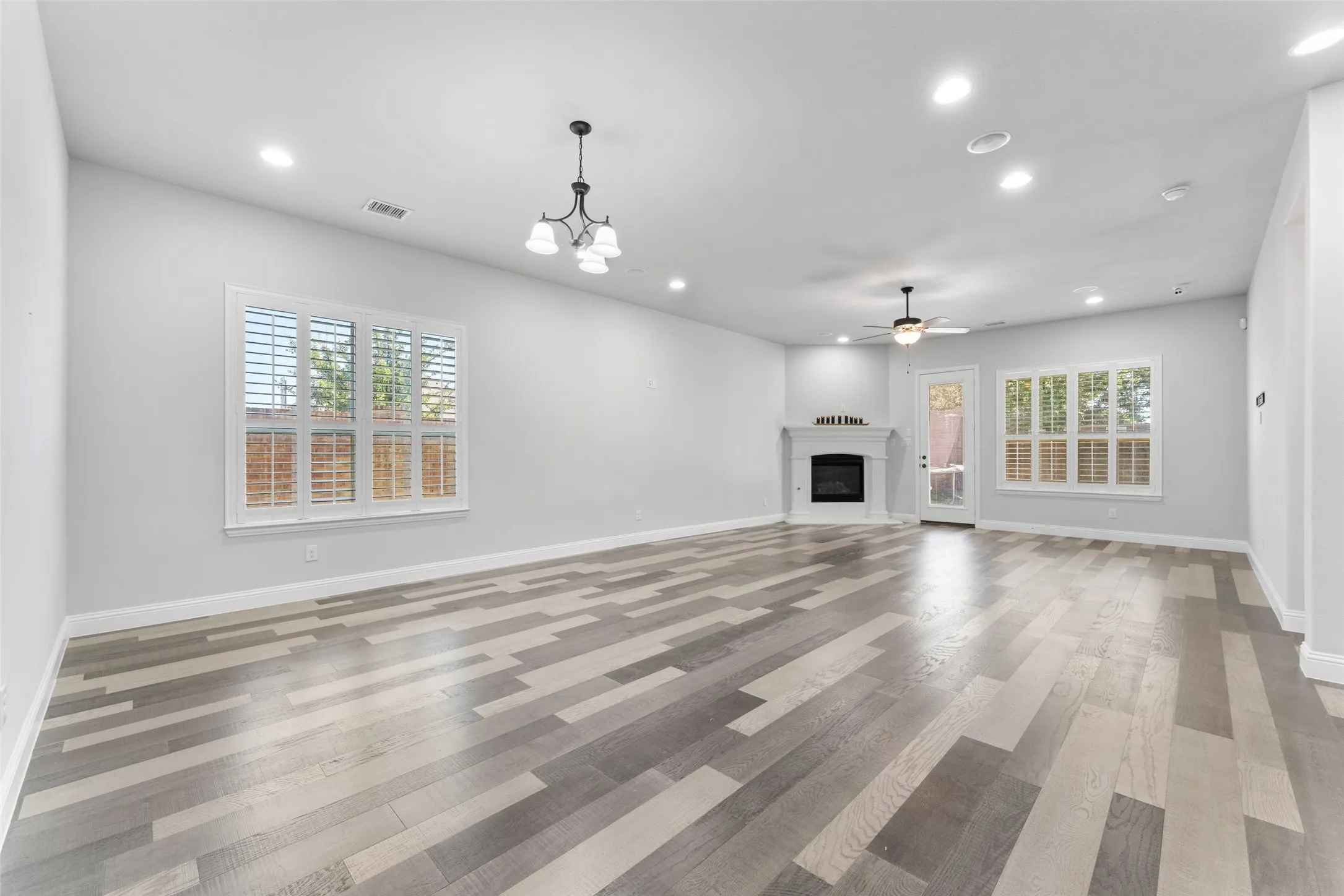 Single Family Residence For Rent in Tarrant County , 7581 Sevie Lane, Grand Prairie, Texas 75054, 4 Bedroom, 3 Bathroom, 3 Garage spaces, 2,156 Sqft, built in 2019, mls#21288321, Real Estate Agent in Grand Prairie, Homes For Rent in Tarrant county, Homes For Rent in Grand Prairie, Realtor in Grand Prairie Texas, Real Estate Brokerage Independent Realty Texas, Luminita Cordes Realtor