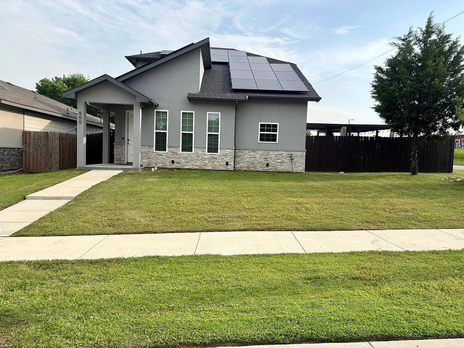 Single Family Residence For Rent in Tarrant County , 600 Atlanta Street, Fort Worth, Texas 76104, 3 Bedroom, 3 Bathroom, 2 Garage spaces, 1,658 Sqft, built in 2021, mls#21288357, Real Estate Agent in Fort Worth, Homes For Rent in Tarrant county, Homes For Rent in Fort Worth, Realtor in Fort Worth Texas, Real Estate Brokerage Independent Realty Texas, Luminita Cordes Realtor