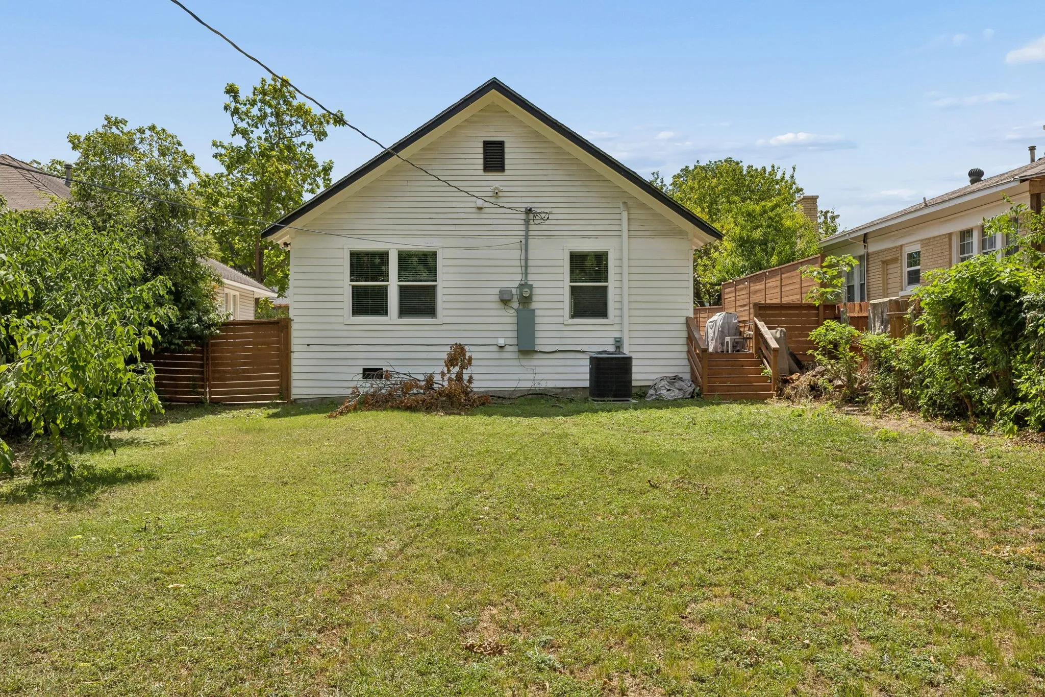 Single Family Residence For Sale in Dallas County , 1008 S Oak Cliff Boulevard, Dallas, Texas 75208, 2 Bedrooms, 2 Bathrooms, Garage spaces, 1,092 Sqft, built in 1922, Price $345,000, mls#21284531, Real Estate Agent in Dallas, Homes For Sale in Dallas county, Homes For Sale in Dallas, Realtor in Dallas Texas, Real Estate Brokerage Independent Realty Texas, Luminita Cordes Realtor