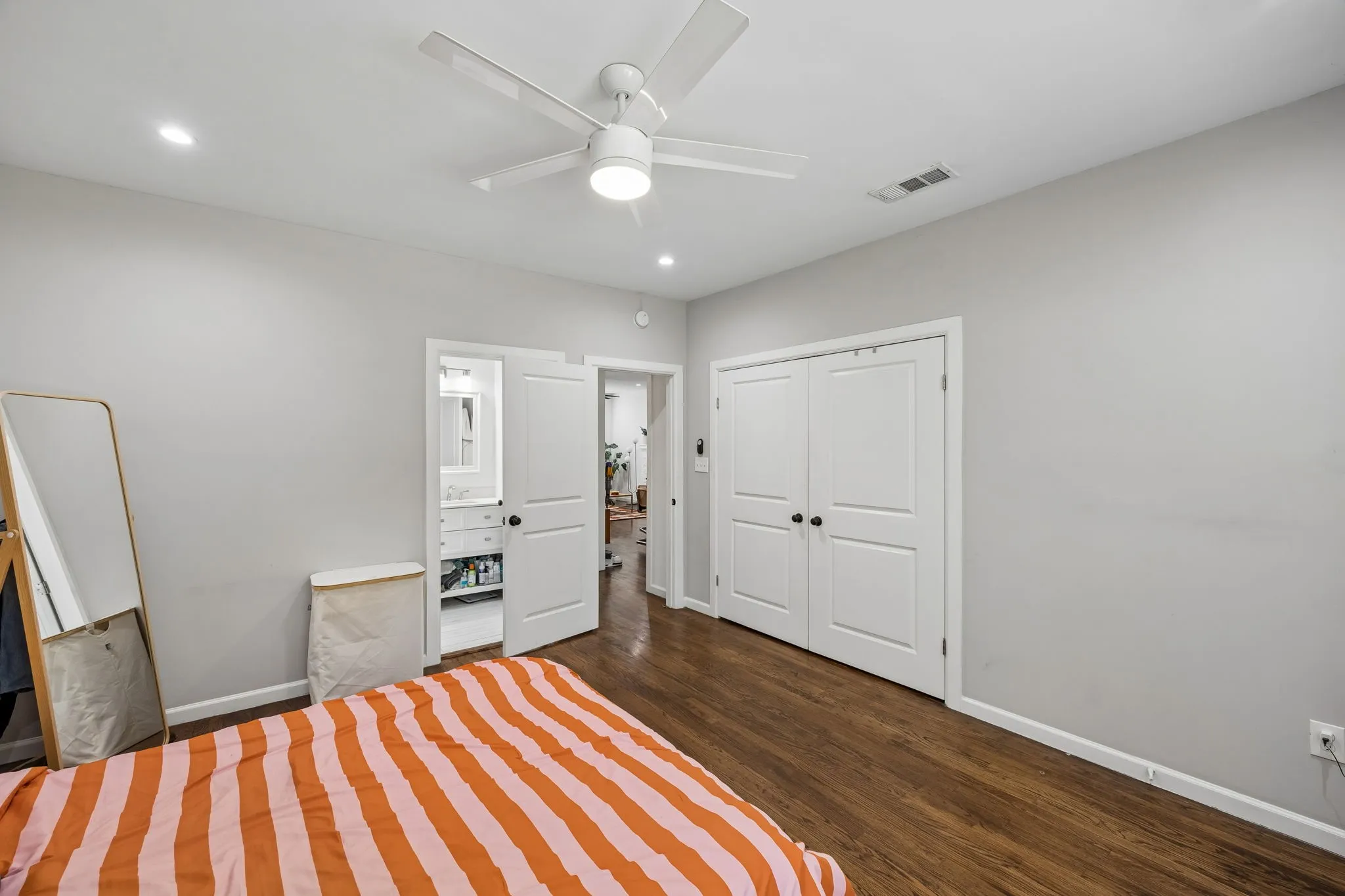 Single Family Residence For Sale in Dallas County , 1008 S Oak Cliff Boulevard, Dallas, Texas 75208, 2 Bedrooms, 2 Bathrooms, Garage spaces, 1,092 Sqft, built in 1922, Price $345,000, mls#21284531, Real Estate Agent in Dallas, Homes For Sale in Dallas county, Homes For Sale in Dallas, Realtor in Dallas Texas, Real Estate Brokerage Independent Realty Texas, Luminita Cordes Realtor
