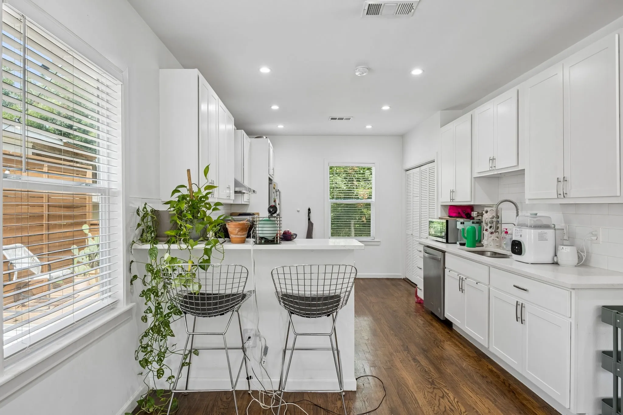 Single Family Residence For Sale in Dallas County , 1008 S Oak Cliff Boulevard, Dallas, Texas 75208, 2 Bedrooms, 2 Bathrooms, Garage spaces, 1,092 Sqft, built in 1922, Price $345,000, mls#21284531, Real Estate Agent in Dallas, Homes For Sale in Dallas county, Homes For Sale in Dallas, Realtor in Dallas Texas, Real Estate Brokerage Independent Realty Texas, Luminita Cordes Realtor