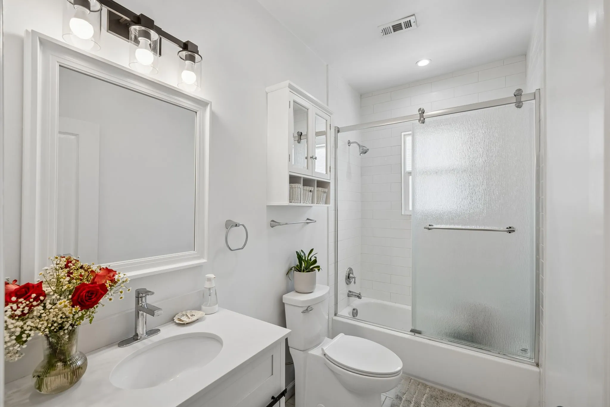 Single Family Residence For Sale in Dallas County , 1008 S Oak Cliff Boulevard, Dallas, Texas 75208, 2 Bedrooms, 2 Bathrooms, Garage spaces, 1,092 Sqft, built in 1922, Price $345,000, mls#21284531, Real Estate Agent in Dallas, Homes For Sale in Dallas county, Homes For Sale in Dallas, Realtor in Dallas Texas, Real Estate Brokerage Independent Realty Texas, Luminita Cordes Realtor