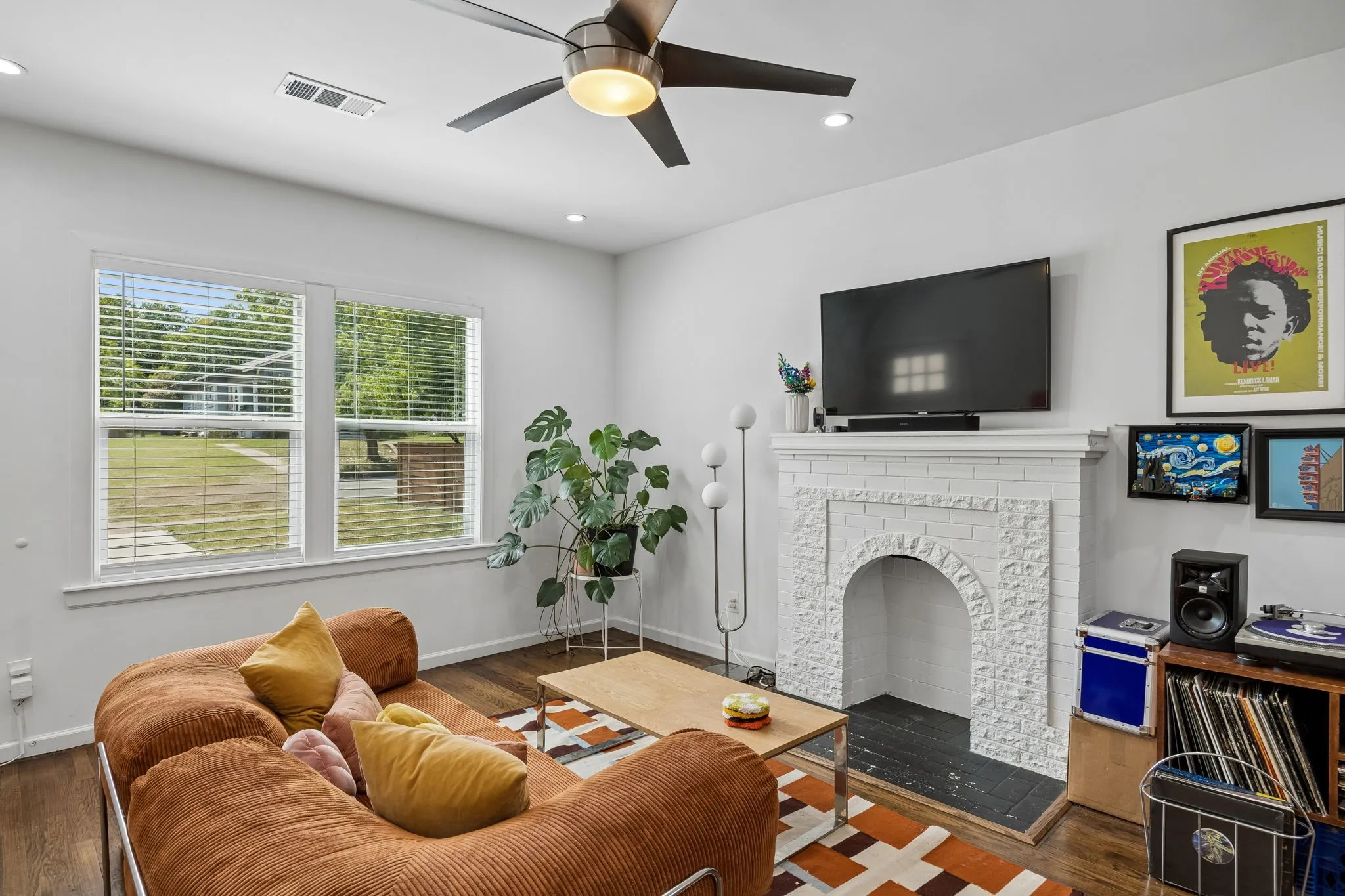 Single Family Residence For Sale in Dallas County , 1008 S Oak Cliff Boulevard, Dallas, Texas 75208, 2 Bedrooms, 2 Bathrooms, Garage spaces, 1,092 Sqft, built in 1922, Price $345,000, mls#21284531, Real Estate Agent in Dallas, Homes For Sale in Dallas county, Homes For Sale in Dallas, Realtor in Dallas Texas, Real Estate Brokerage Independent Realty Texas, Luminita Cordes Realtor