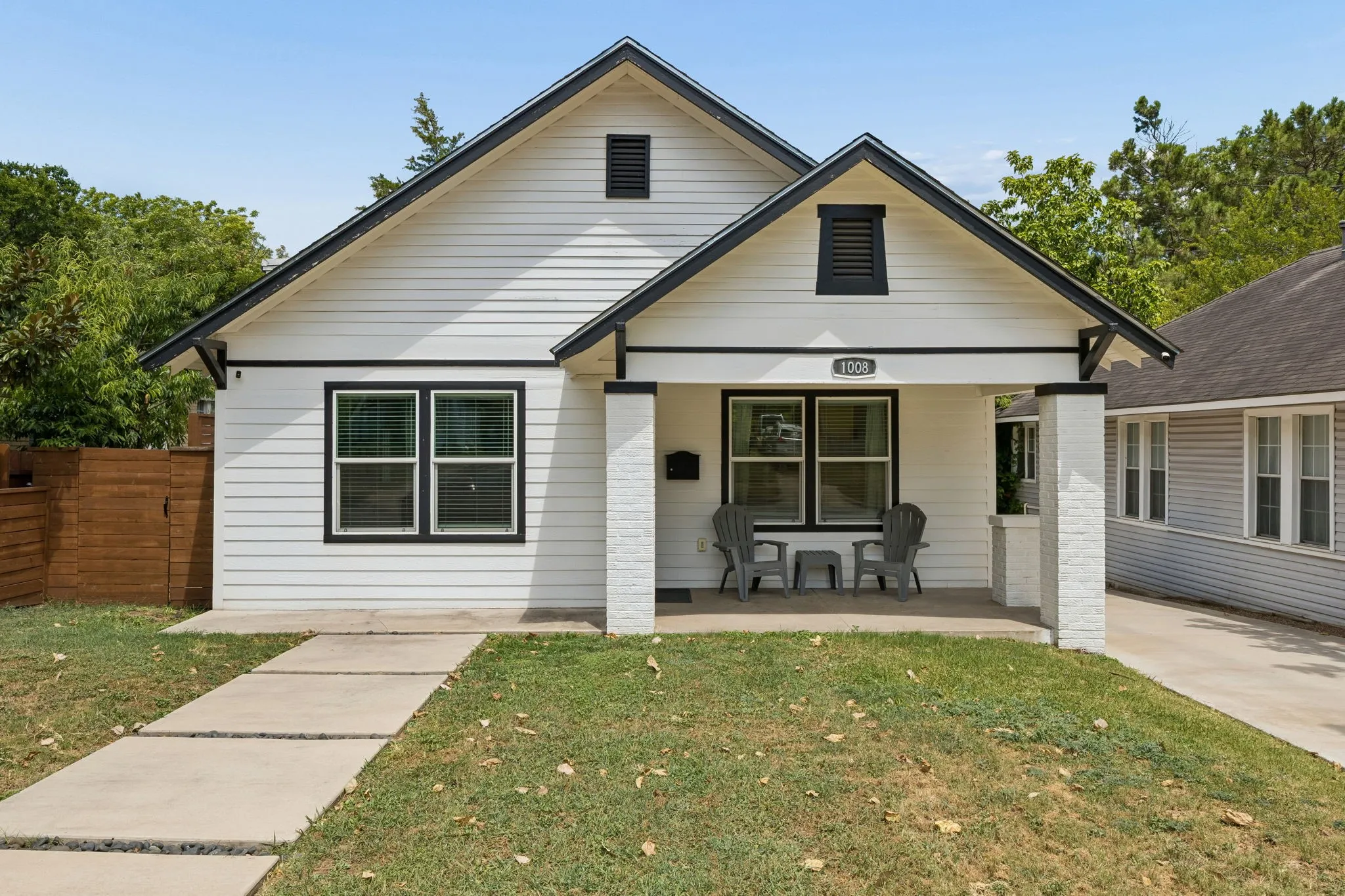 Single Family Residence For Sale in Dallas County , 1008 S Oak Cliff Boulevard, Dallas, Texas 75208, 2 Bedrooms, 2 Bathrooms, Garage spaces, 1,092 Sqft, built in 1922, Price $345,000, mls#21284531, Real Estate Agent in Dallas, Homes For Sale in Dallas county, Homes For Sale in Dallas, Realtor in Dallas Texas, Real Estate Brokerage Independent Realty Texas, Luminita Cordes Realtor