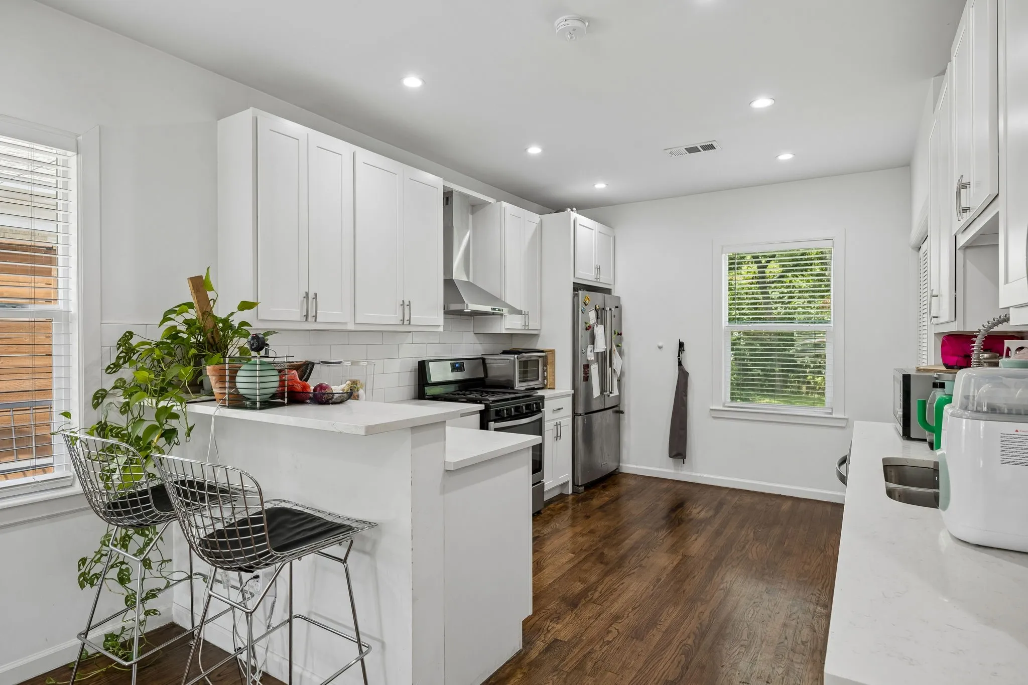 Single Family Residence For Sale in Dallas County , 1008 S Oak Cliff Boulevard, Dallas, Texas 75208, 2 Bedrooms, 2 Bathrooms, Garage spaces, 1,092 Sqft, built in 1922, Price $345,000, mls#21284531, Real Estate Agent in Dallas, Homes For Sale in Dallas county, Homes For Sale in Dallas, Realtor in Dallas Texas, Real Estate Brokerage Independent Realty Texas, Luminita Cordes Realtor