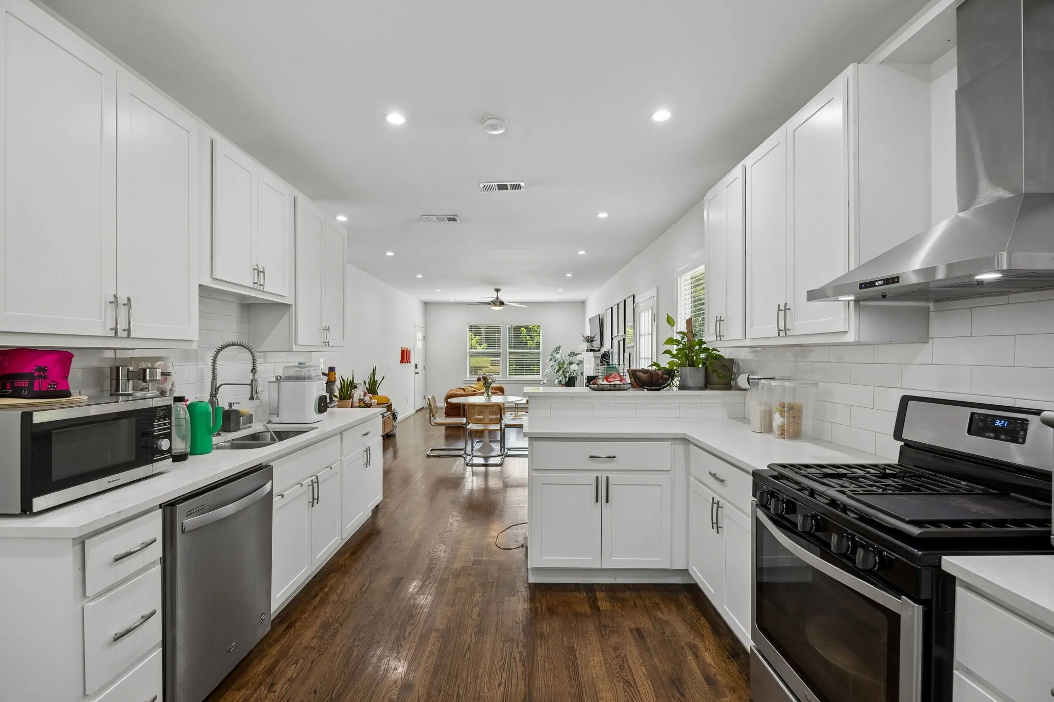 Single Family Residence For Sale in Dallas County , 1008 S Oak Cliff Boulevard, Dallas, Texas 75208, 2 Bedrooms, 2 Bathrooms, Garage spaces, 1,092 Sqft, built in 1922, Price $345,000, mls#21284531, Real Estate Agent in Dallas, Homes For Sale in Dallas county, Homes For Sale in Dallas, Realtor in Dallas Texas, Real Estate Brokerage Independent Realty Texas, Luminita Cordes Realtor