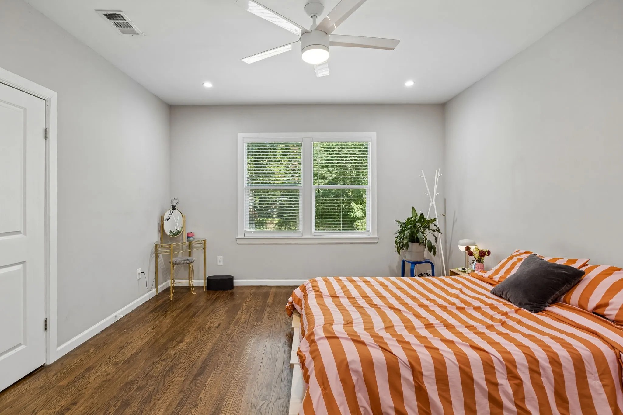 Single Family Residence For Sale in Dallas County , 1008 S Oak Cliff Boulevard, Dallas, Texas 75208, 2 Bedrooms, 2 Bathrooms, Garage spaces, 1,092 Sqft, built in 1922, Price $345,000, mls#21284531, Real Estate Agent in Dallas, Homes For Sale in Dallas county, Homes For Sale in Dallas, Realtor in Dallas Texas, Real Estate Brokerage Independent Realty Texas, Luminita Cordes Realtor