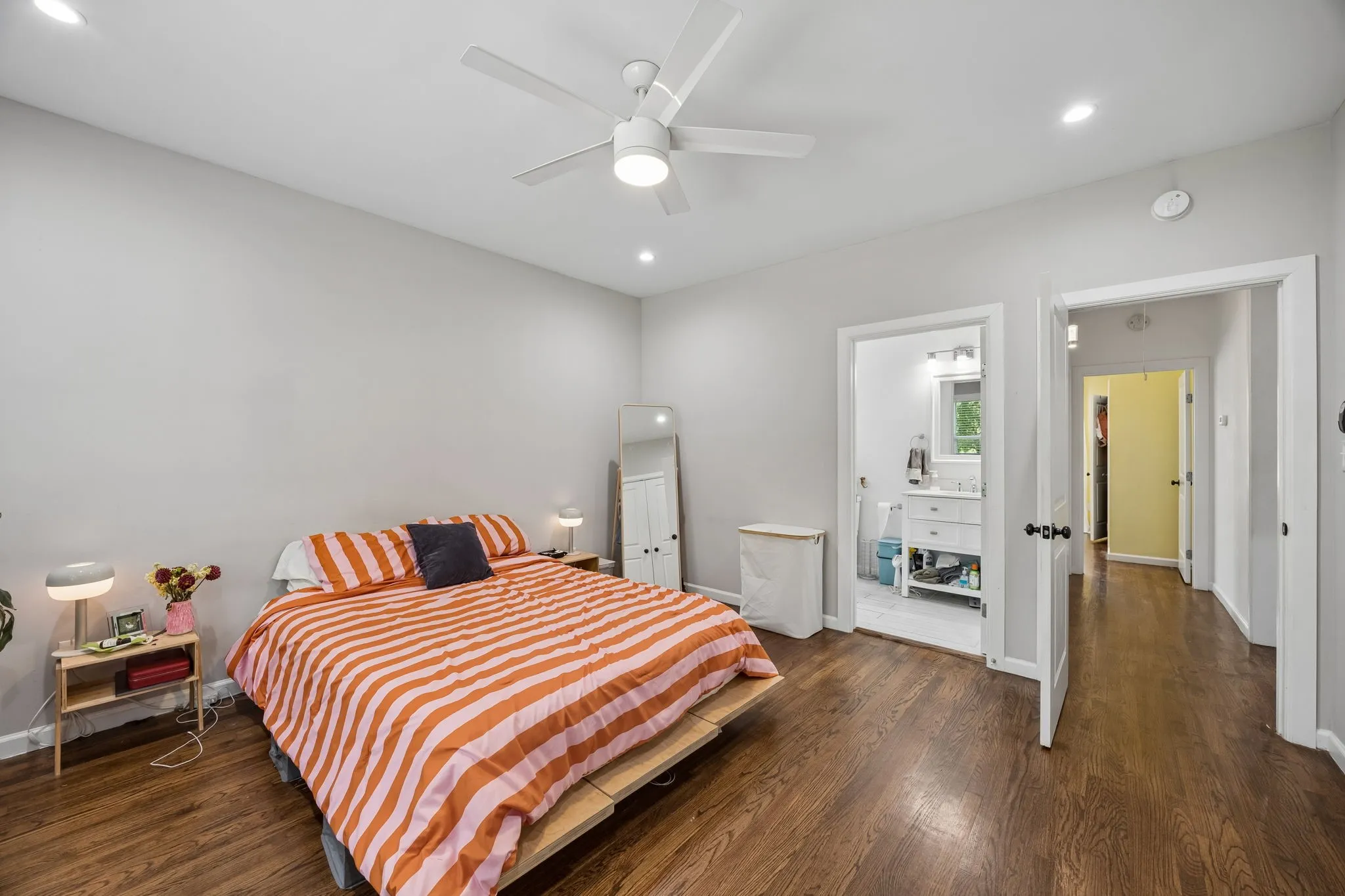 Single Family Residence For Sale in Dallas County , 1008 S Oak Cliff Boulevard, Dallas, Texas 75208, 2 Bedrooms, 2 Bathrooms, Garage spaces, 1,092 Sqft, built in 1922, Price $345,000, mls#21284531, Real Estate Agent in Dallas, Homes For Sale in Dallas county, Homes For Sale in Dallas, Realtor in Dallas Texas, Real Estate Brokerage Independent Realty Texas, Luminita Cordes Realtor