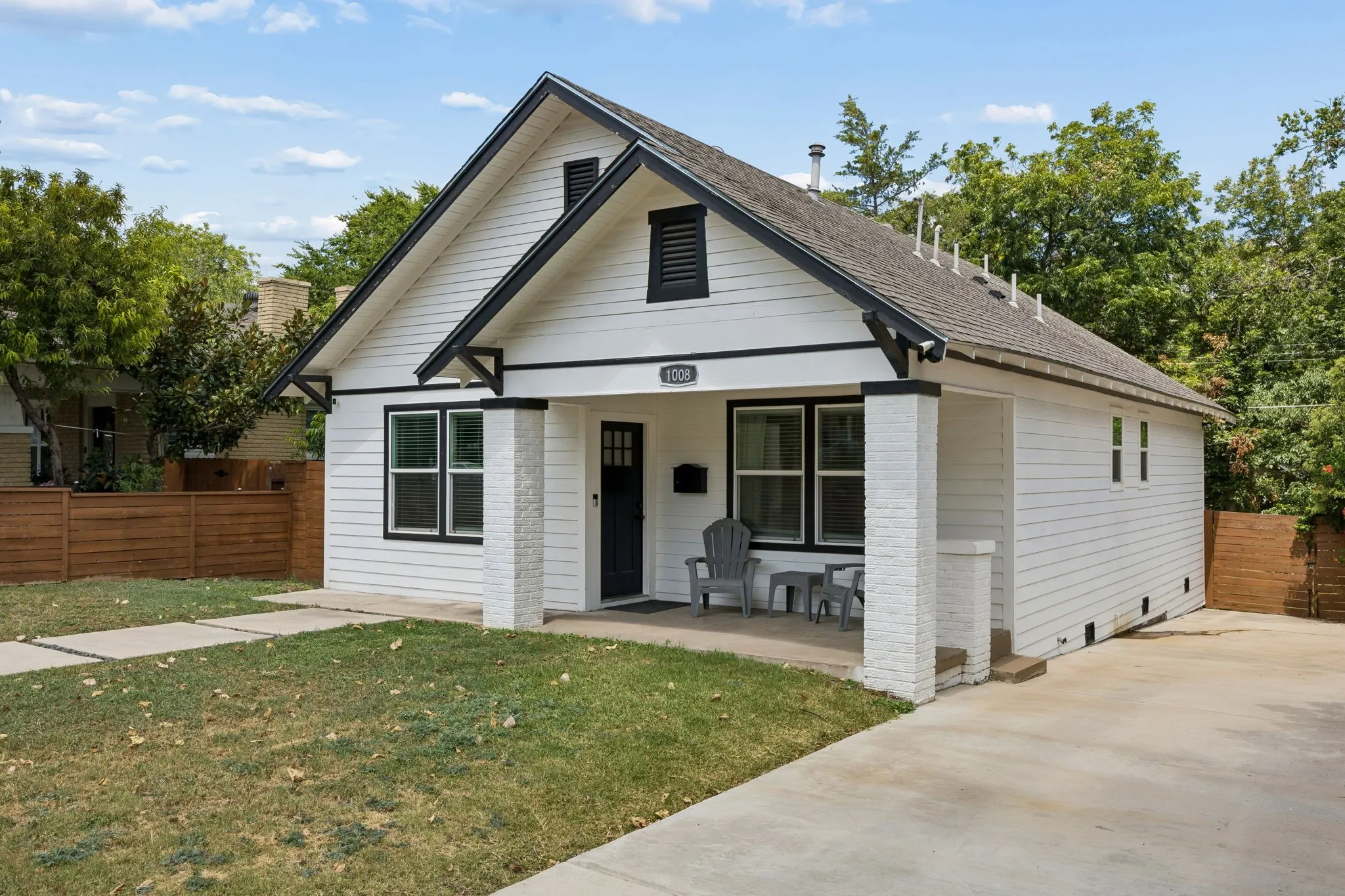 Single Family Residence For Sale in Dallas County , 1008 S Oak Cliff Boulevard, Dallas, Texas 75208, 2 Bedrooms, 2 Bathrooms, Garage spaces, 1,092 Sqft, built in 1922, Price $345,000, mls#21284531, Real Estate Agent in Dallas, Homes For Sale in Dallas county, Homes For Sale in Dallas, Realtor in Dallas Texas, Real Estate Brokerage Independent Realty Texas, Luminita Cordes Realtor
