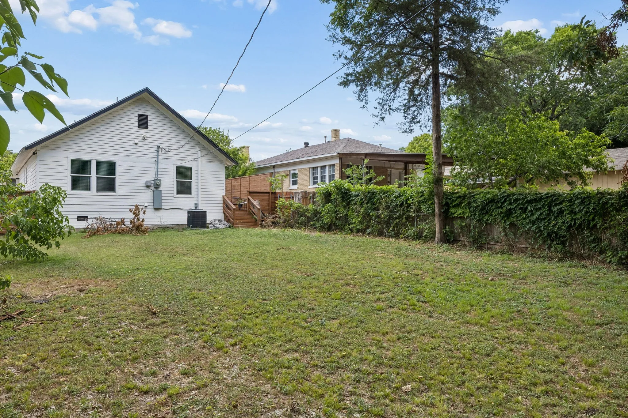 Single Family Residence For Sale in Dallas County , 1008 S Oak Cliff Boulevard, Dallas, Texas 75208, 2 Bedrooms, 2 Bathrooms, Garage spaces, 1,092 Sqft, built in 1922, Price $345,000, mls#21284531, Real Estate Agent in Dallas, Homes For Sale in Dallas county, Homes For Sale in Dallas, Realtor in Dallas Texas, Real Estate Brokerage Independent Realty Texas, Luminita Cordes Realtor