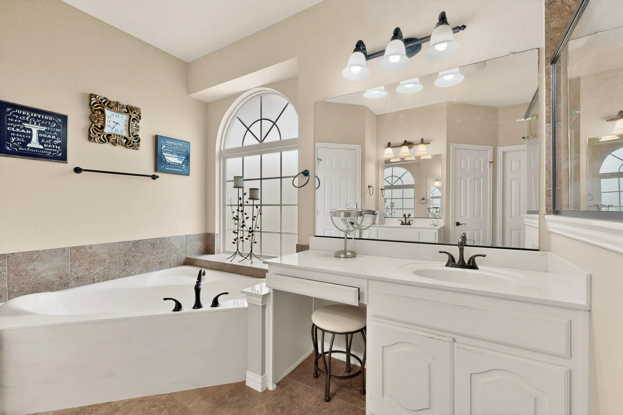 Single Family Residence For Sale in Dallas County , 914 Hidden Lakes Drive, Cedar Hill, Texas 75104, 5 Bedrooms, 4 Bathrooms, 3 Garage spaces, 4,461 Sqft, built in 2014, Price $530,000, mls#21287291, Real Estate Agent in Cedar Hill, Homes For Sale in Dallas county, Homes For Sale in Cedar Hill, Realtor in Cedar Hill Texas, Real Estate Brokerage Independent Realty Texas, Luminita Cordes Realtor