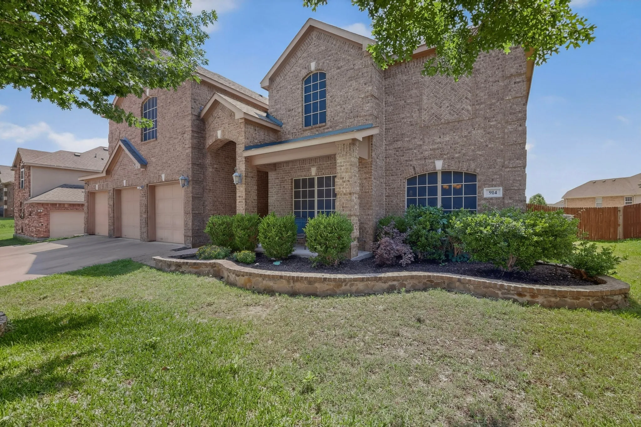 Single Family Residence For Sale in Dallas County , 914 Hidden Lakes Drive, Cedar Hill, Texas 75104, 5 Bedrooms, 4 Bathrooms, 3 Garage spaces, 4,461 Sqft, built in 2014, Price $530,000, mls#21287291, Real Estate Agent in Cedar Hill, Homes For Sale in Dallas county, Homes For Sale in Cedar Hill, Realtor in Cedar Hill Texas, Real Estate Brokerage Independent Realty Texas, Luminita Cordes Realtor
