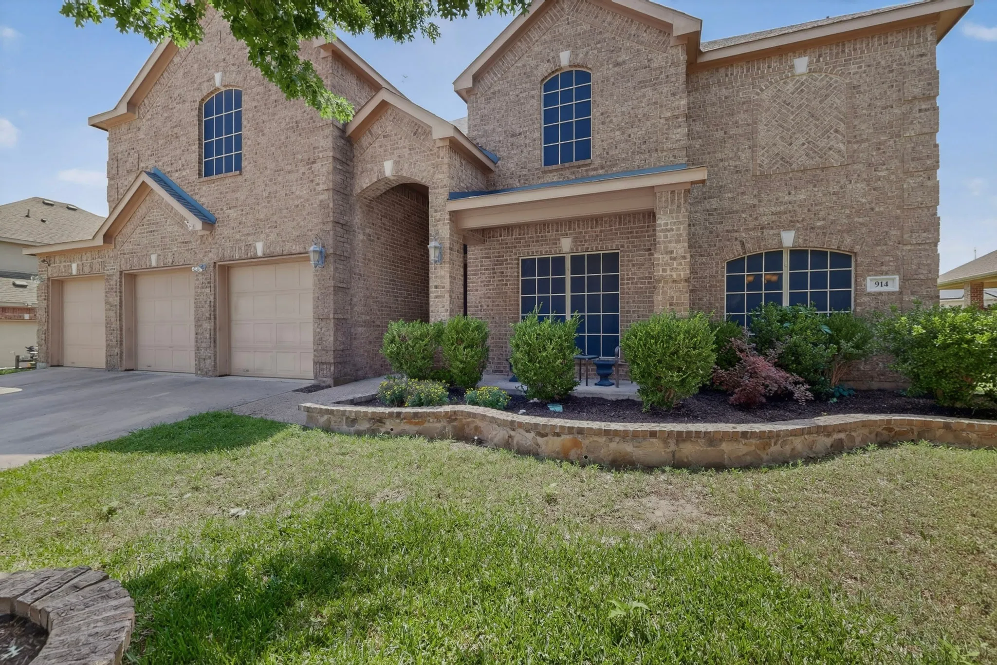 Single Family Residence For Sale in Dallas County , 914 Hidden Lakes Drive, Cedar Hill, Texas 75104, 5 Bedrooms, 4 Bathrooms, 3 Garage spaces, 4,461 Sqft, built in 2014, Price $530,000, mls#21287291, Real Estate Agent in Cedar Hill, Homes For Sale in Dallas county, Homes For Sale in Cedar Hill, Realtor in Cedar Hill Texas, Real Estate Brokerage Independent Realty Texas, Luminita Cordes Realtor