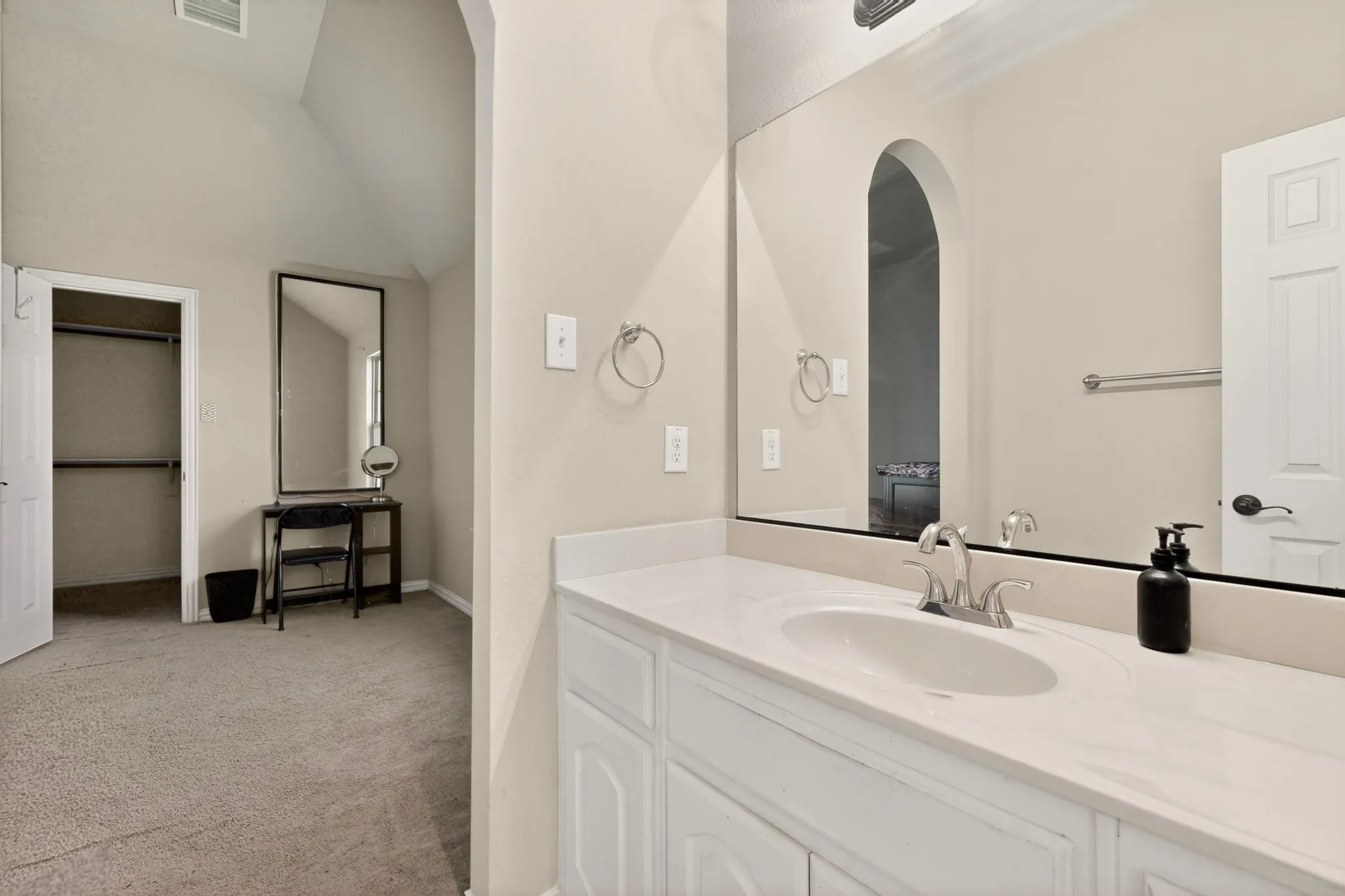 Single Family Residence For Sale in Dallas County , 914 Hidden Lakes Drive, Cedar Hill, Texas 75104, 5 Bedrooms, 4 Bathrooms, 3 Garage spaces, 4,461 Sqft, built in 2014, Price $530,000, mls#21287291, Real Estate Agent in Cedar Hill, Homes For Sale in Dallas county, Homes For Sale in Cedar Hill, Realtor in Cedar Hill Texas, Real Estate Brokerage Independent Realty Texas, Luminita Cordes Realtor
